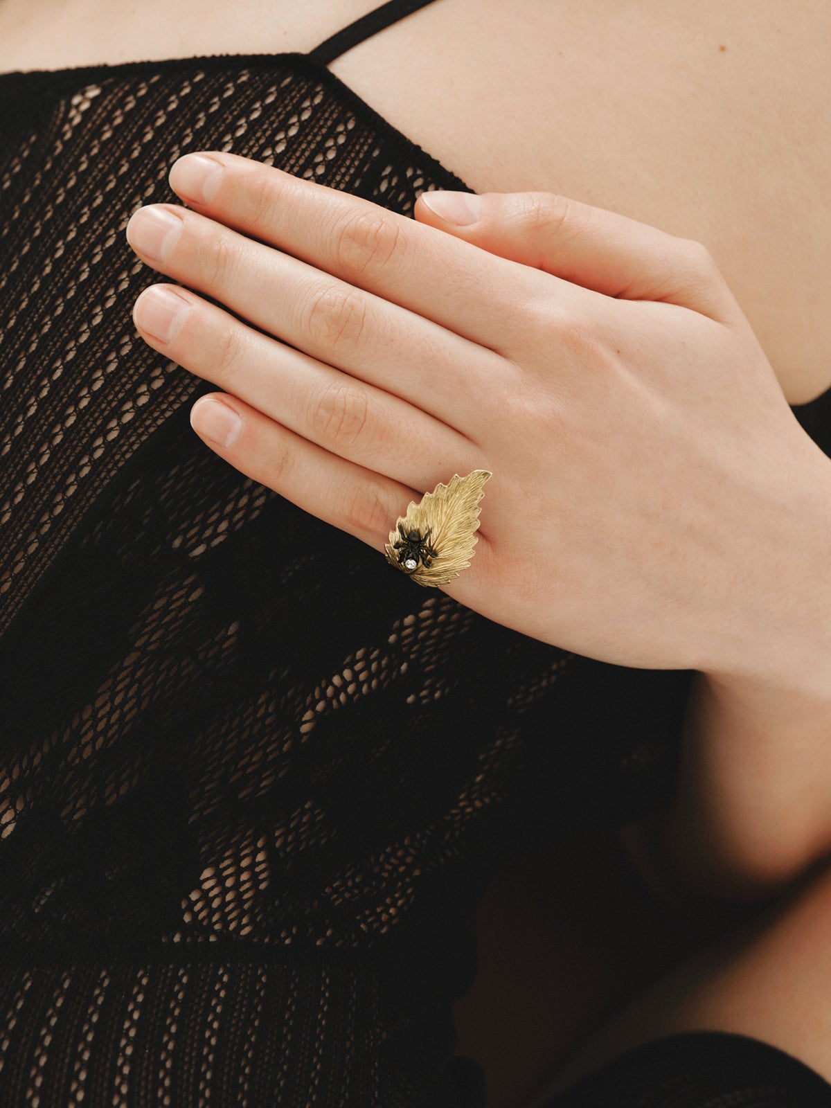 Anillo bañado en oro amarillo con cristales y forma de hoja