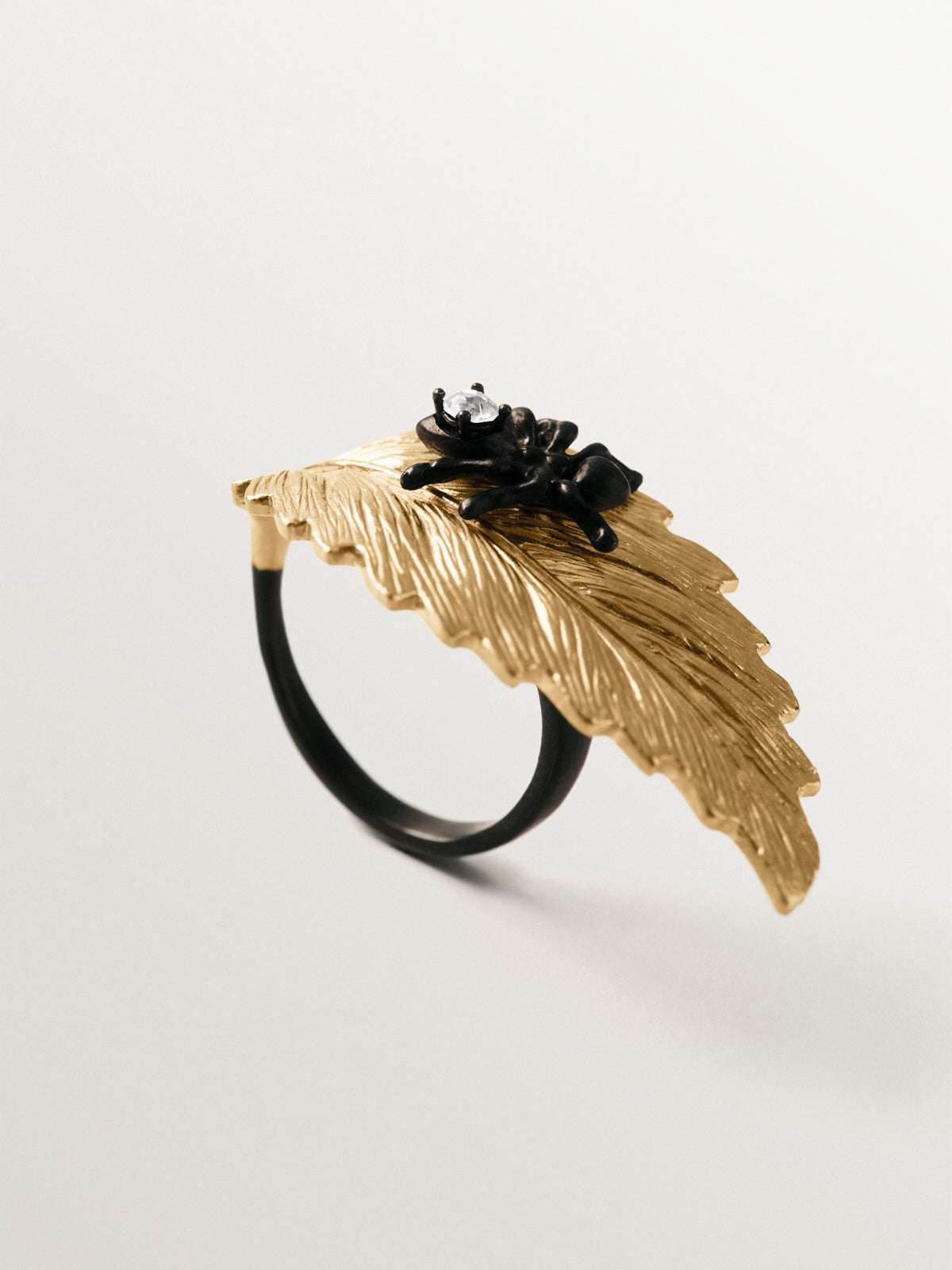 Anillo bañado en oro amarillo con cristales y forma de hoja