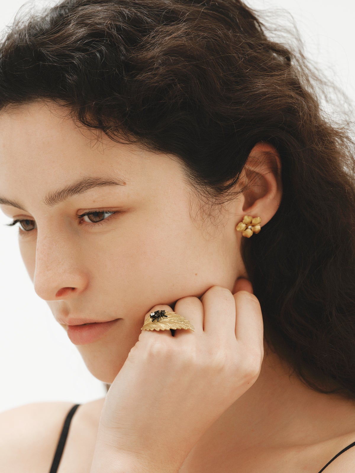 Anillo bañado en oro amarillo con cristales y forma de hoja