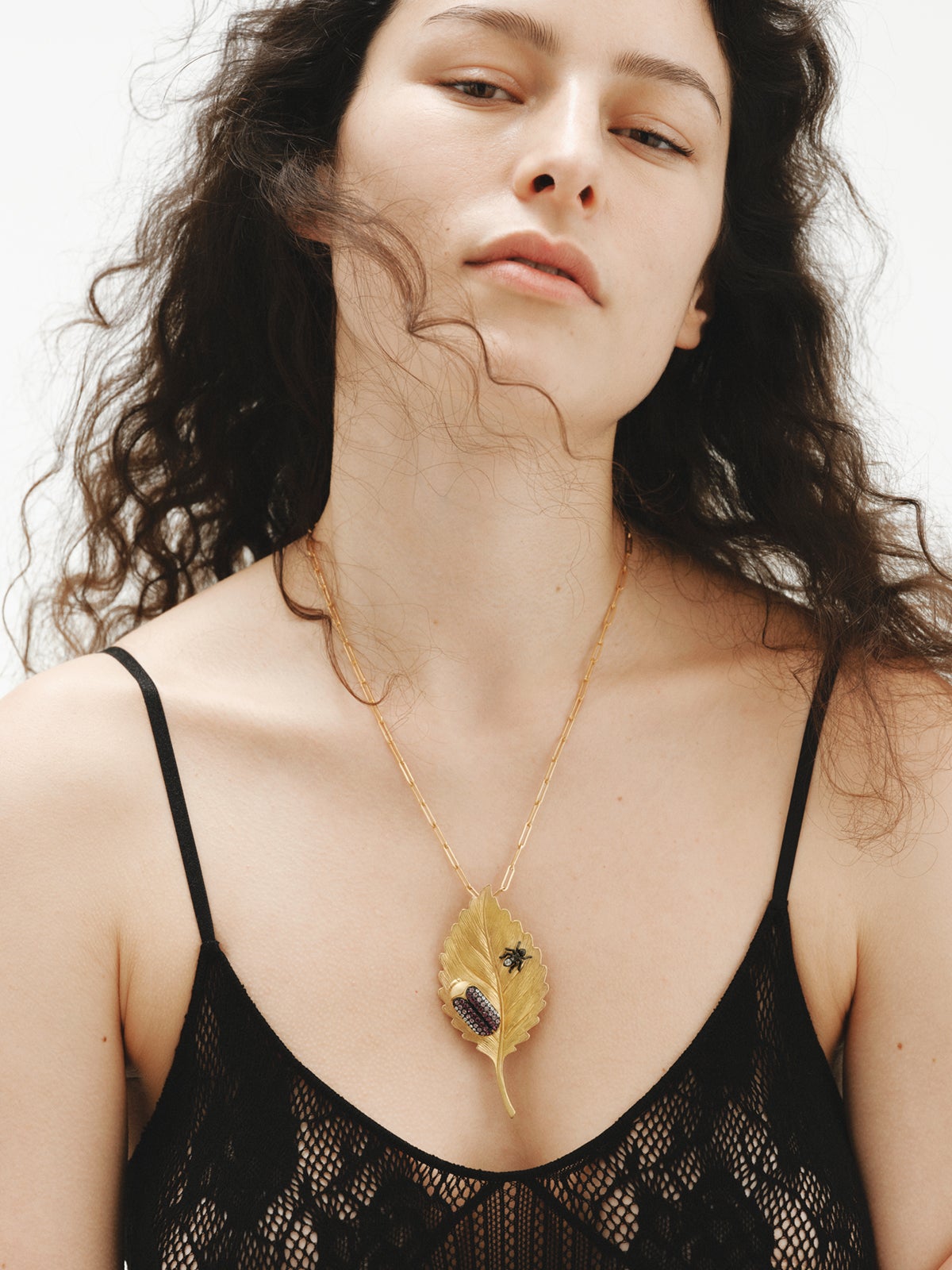 Broche-charm bañado en oro amarillo con cristales y forma de hoja e insectos