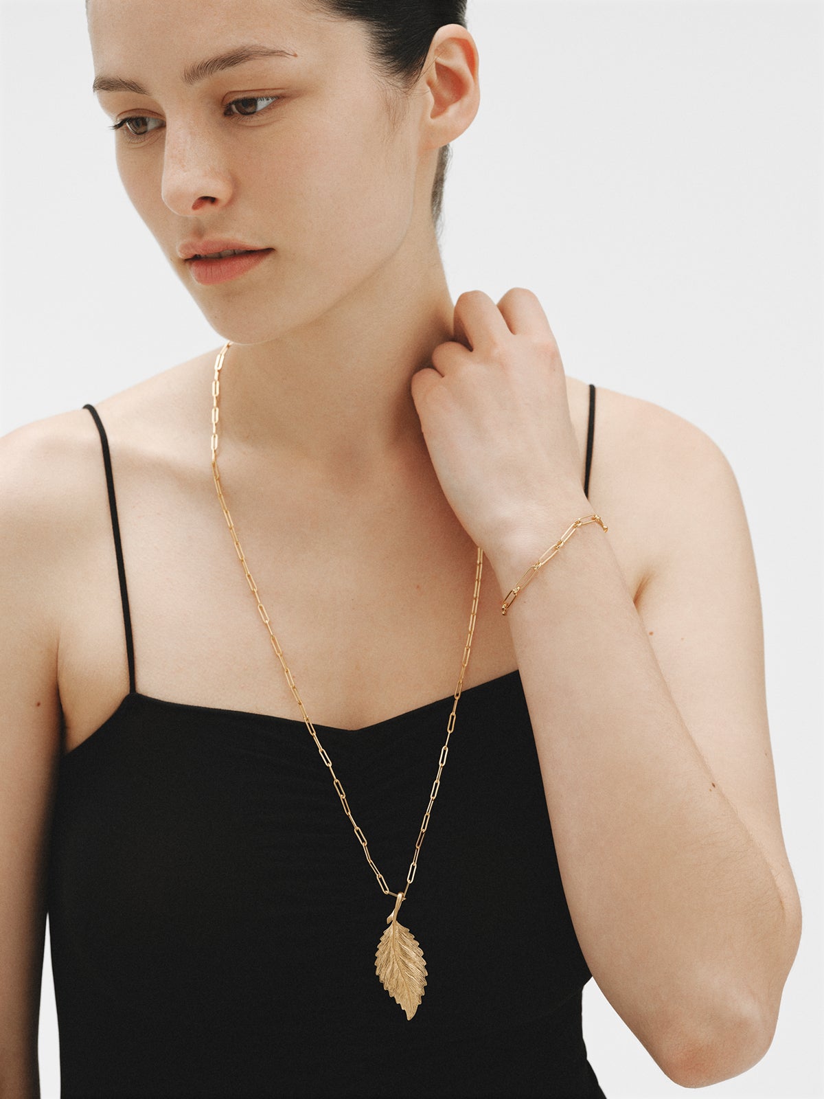 Charm bañado en oro amarillo con forma de hoja