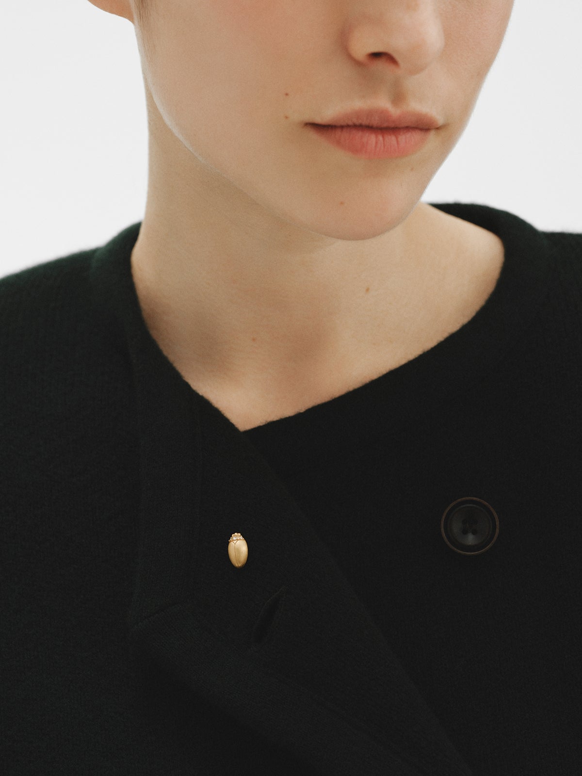 Pin bañado en oro amarillo con cristal y forma de escarabajo