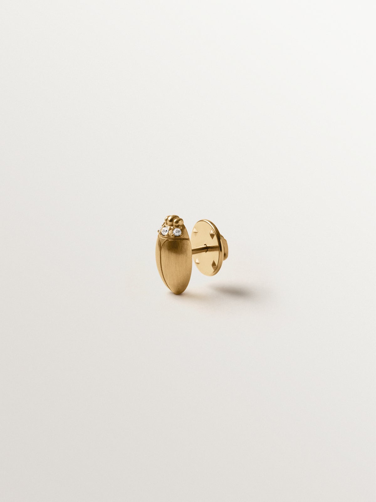 Pin bañado en oro amarillo con cristal y forma de escarabajo