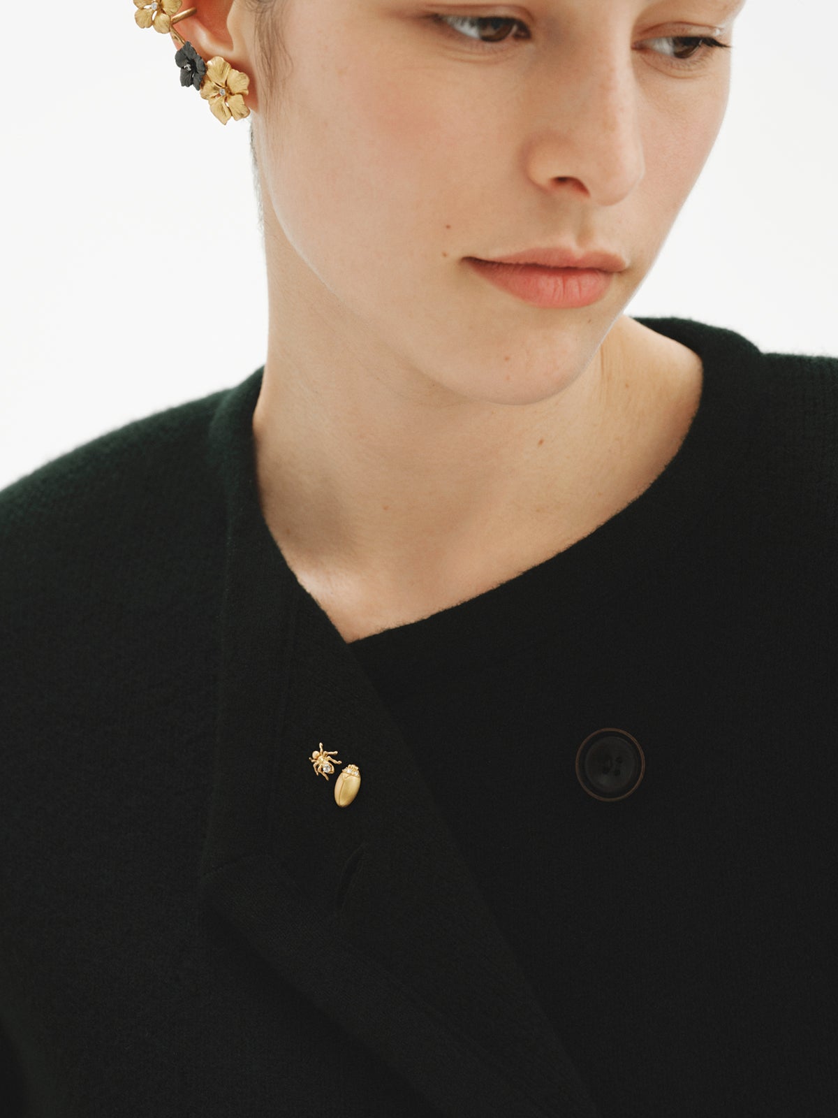 Pin bañado en oro amarillo con cristal y forma de escarabajo