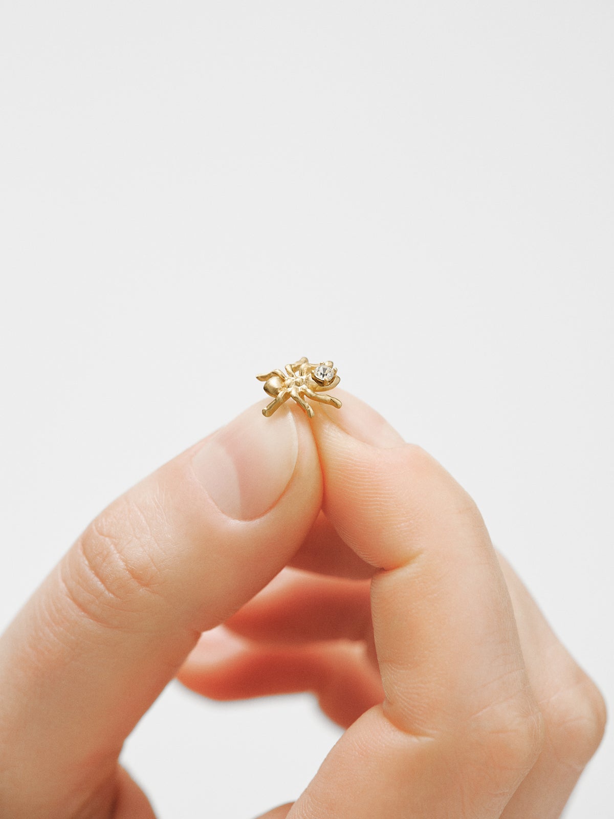 Pin bañado en oro amarillo con cristal y forma de hormiga