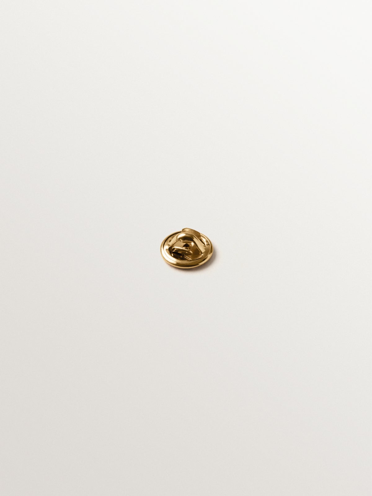 Pin bañado en oro amarillo con cristal y forma de hormiga