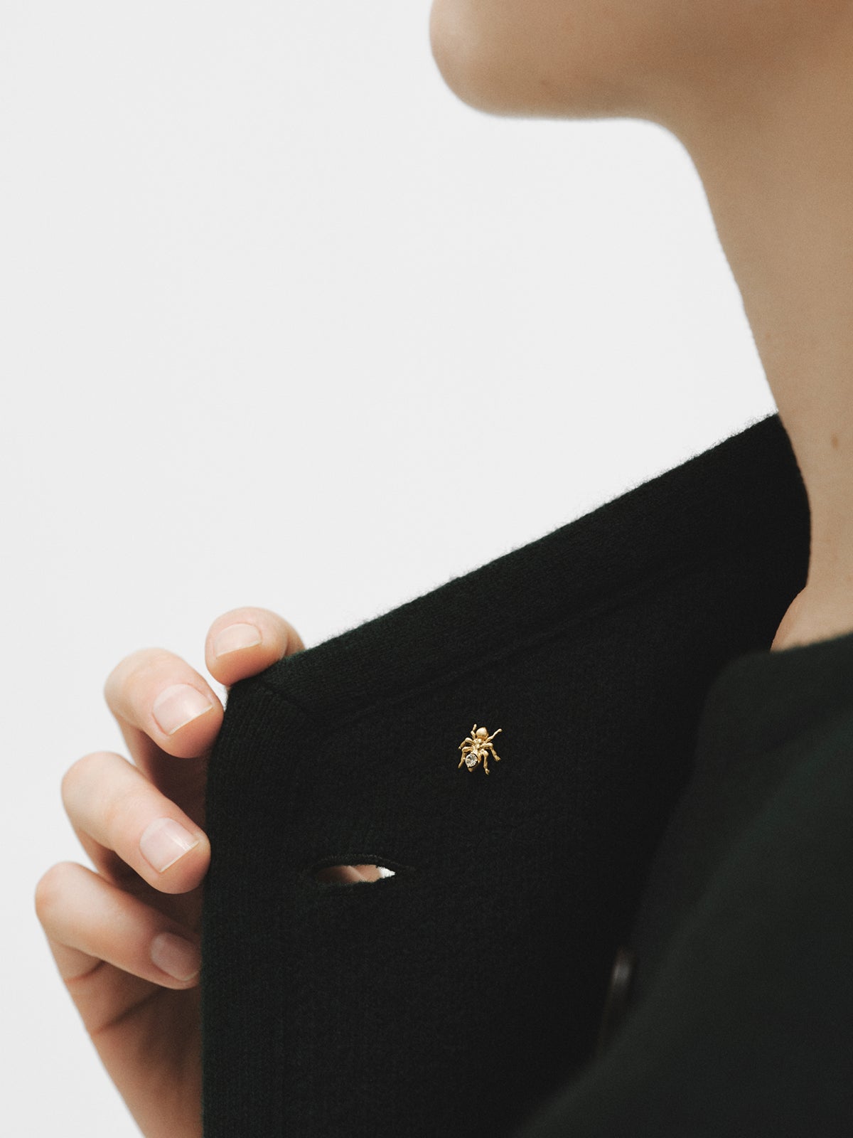 Pin bañado en oro amarillo con cristal y forma de hormiga