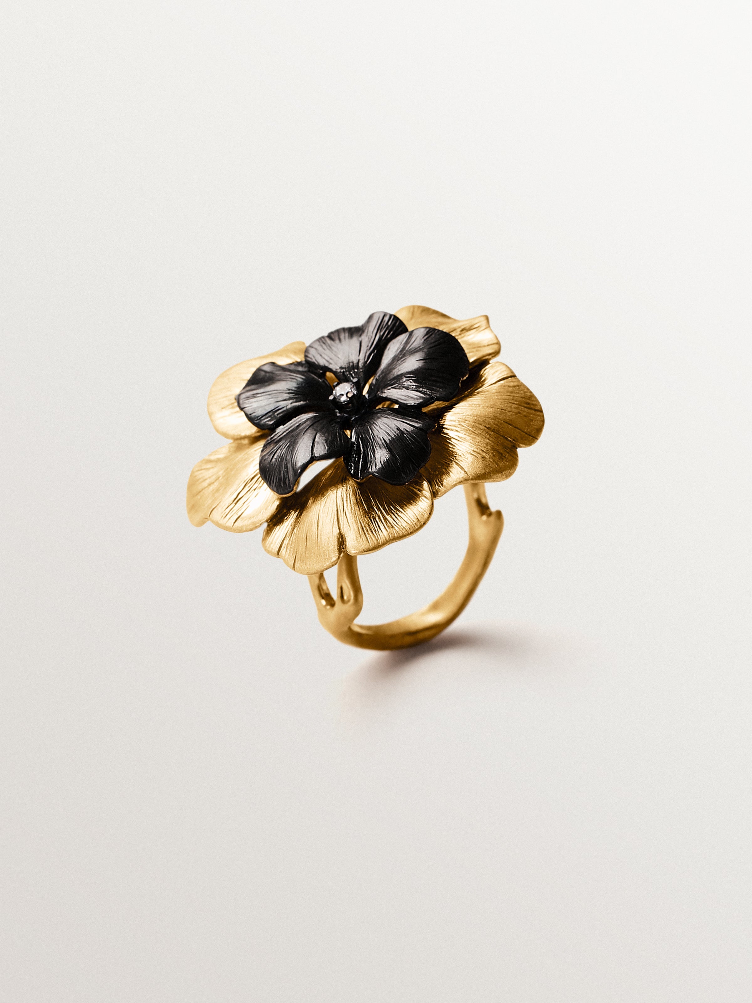 Anillo bicolor con cristal y forma de flor