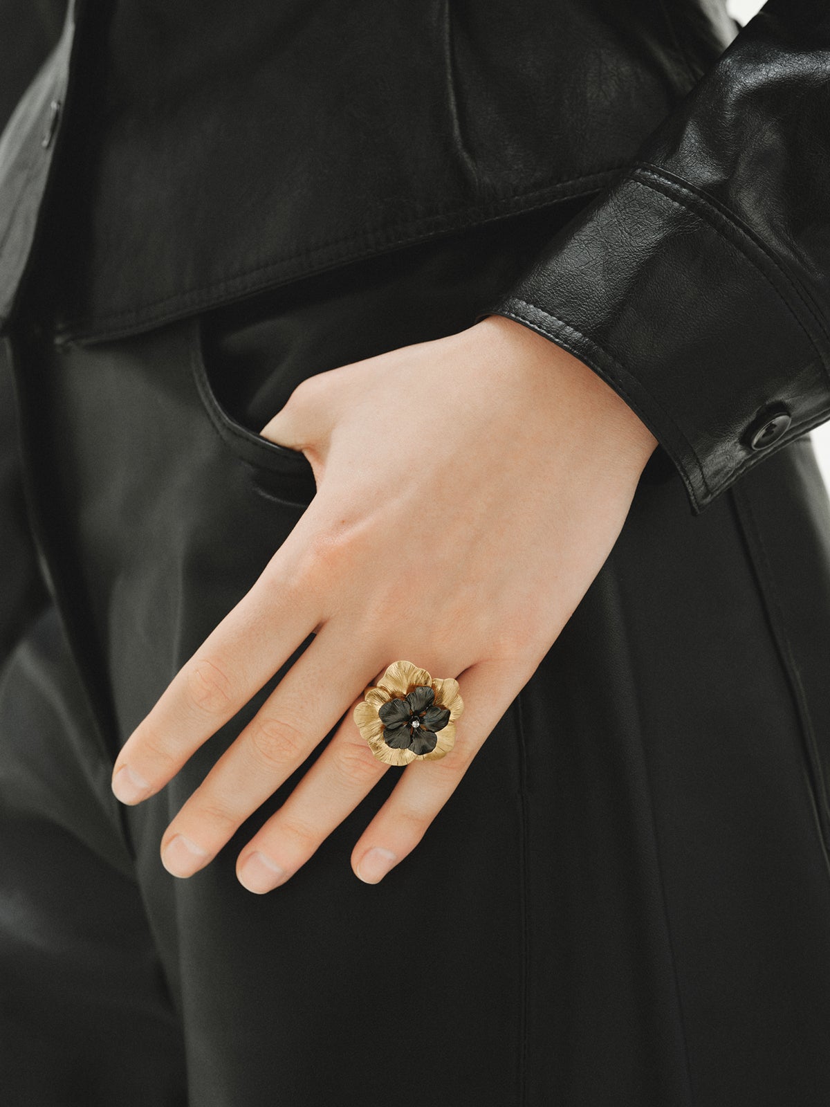 Anillo bicolor con cristal y forma de flor