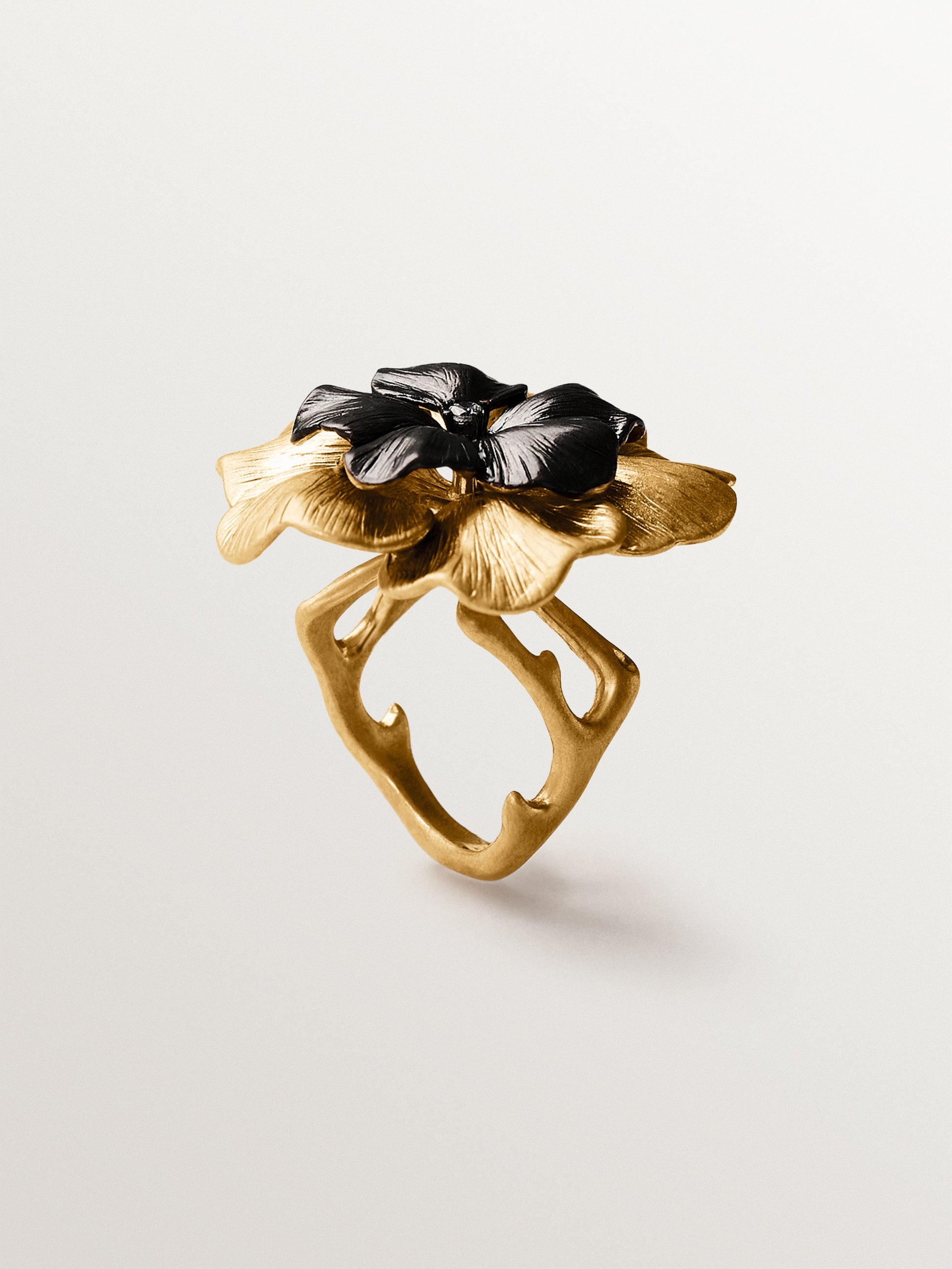 Anillo bicolor con cristal y forma de flor