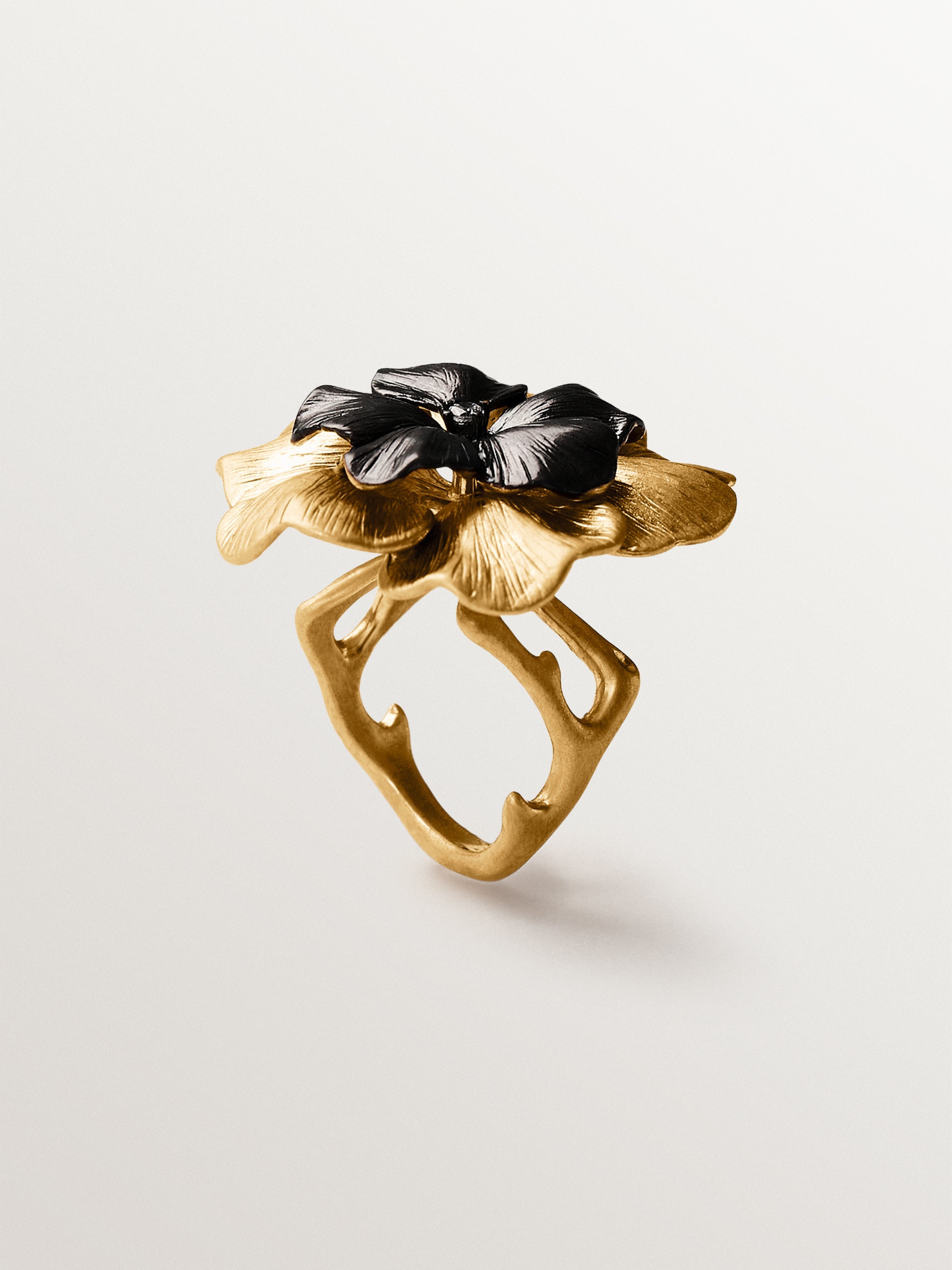 Anillo bicolor con cristal y forma de flor