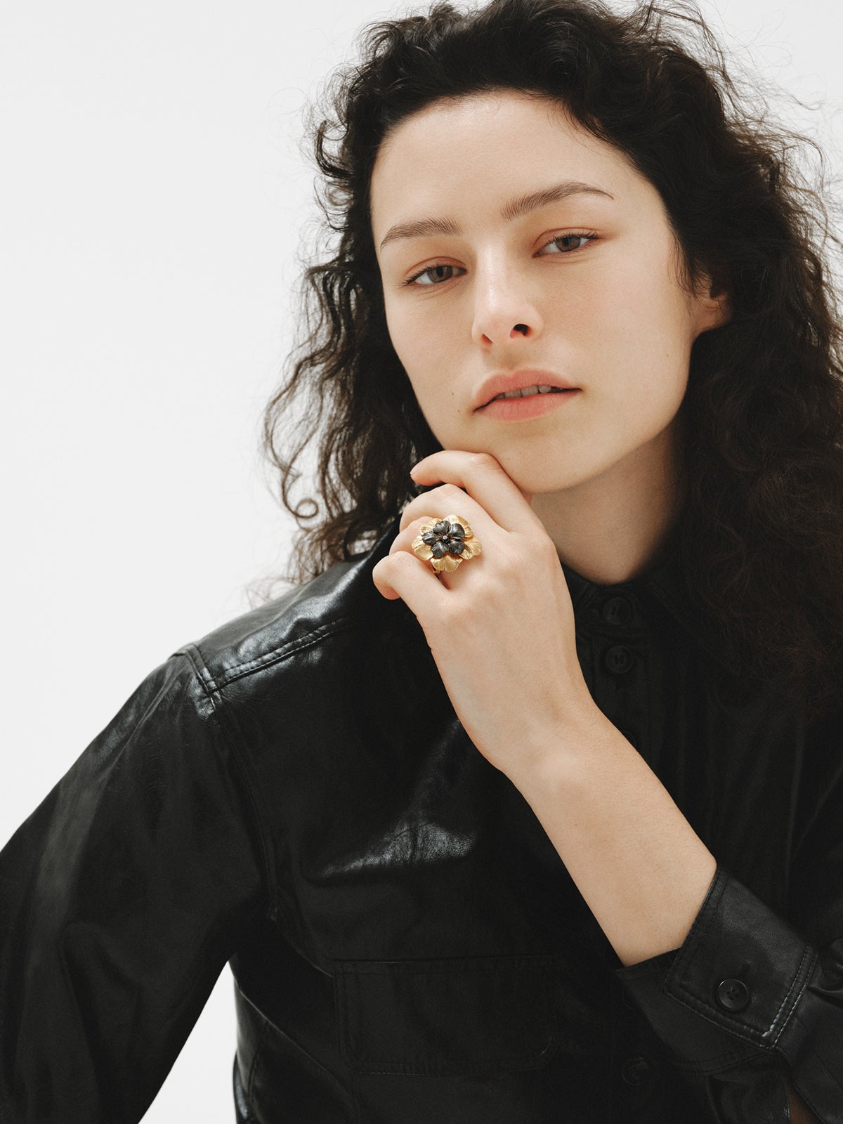 Anillo bicolor con cristal y forma de flor