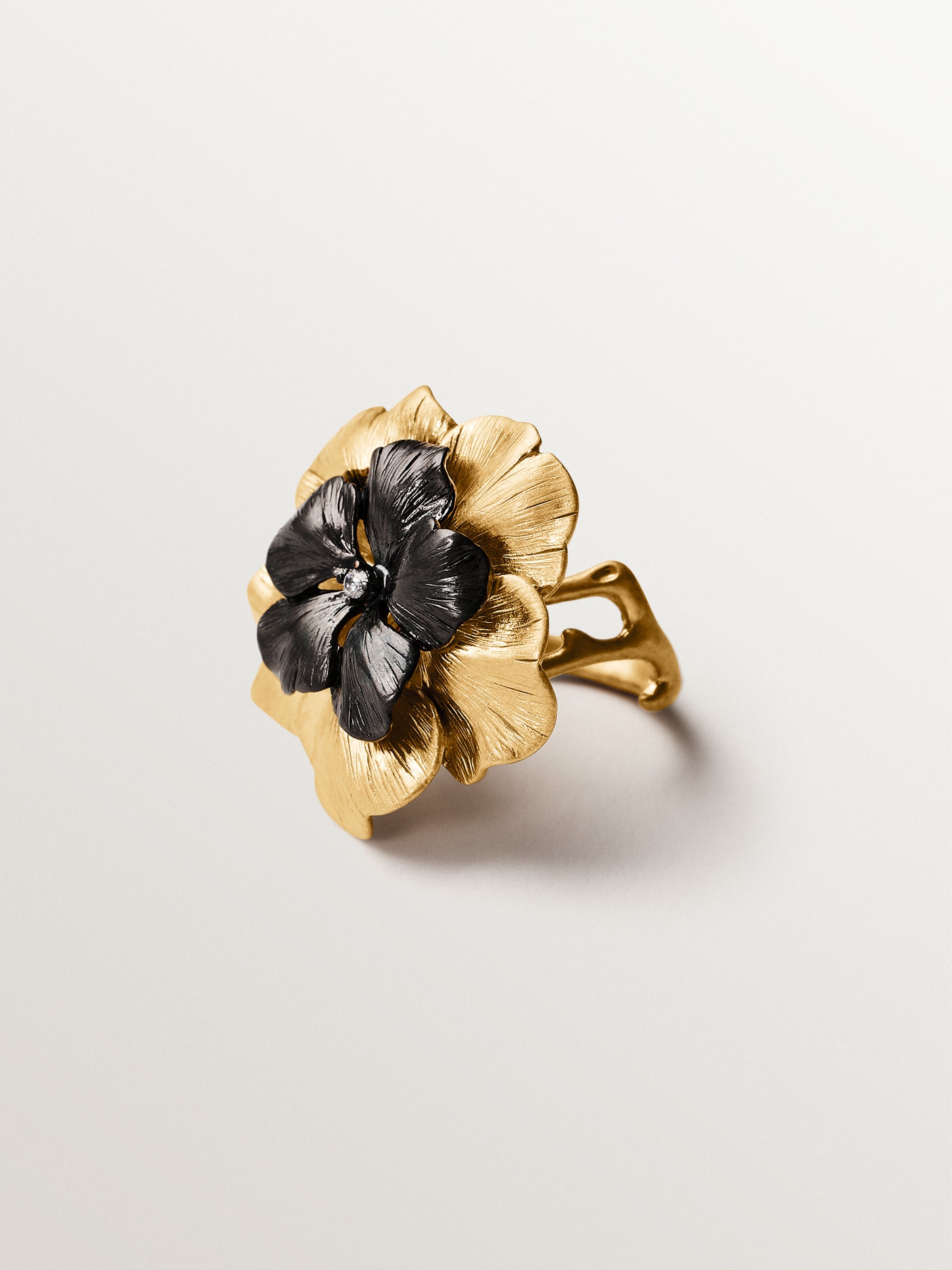 Anillo bicolor con cristal y forma de flor