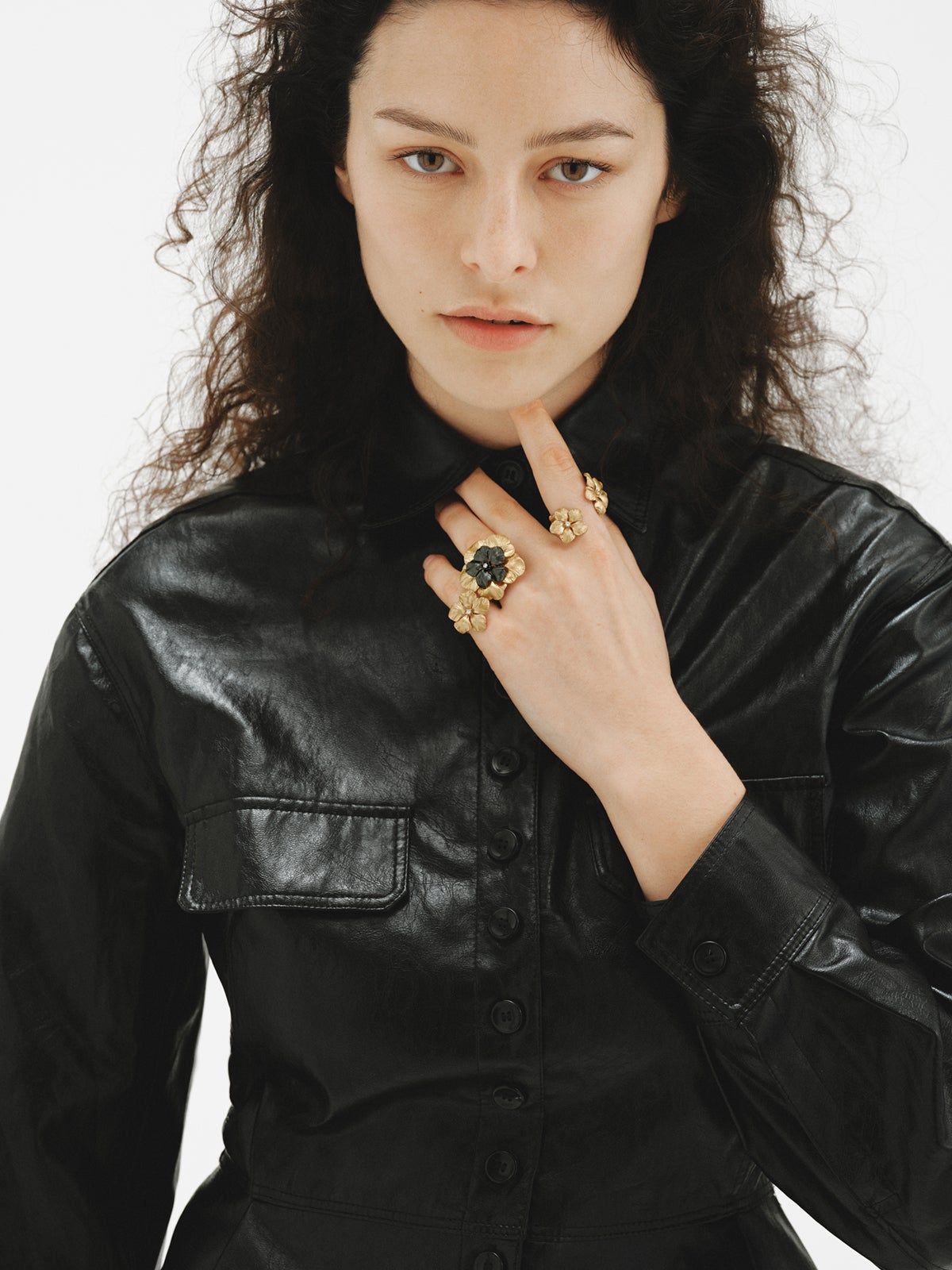 Anillo bicolor con cristal y forma de flor