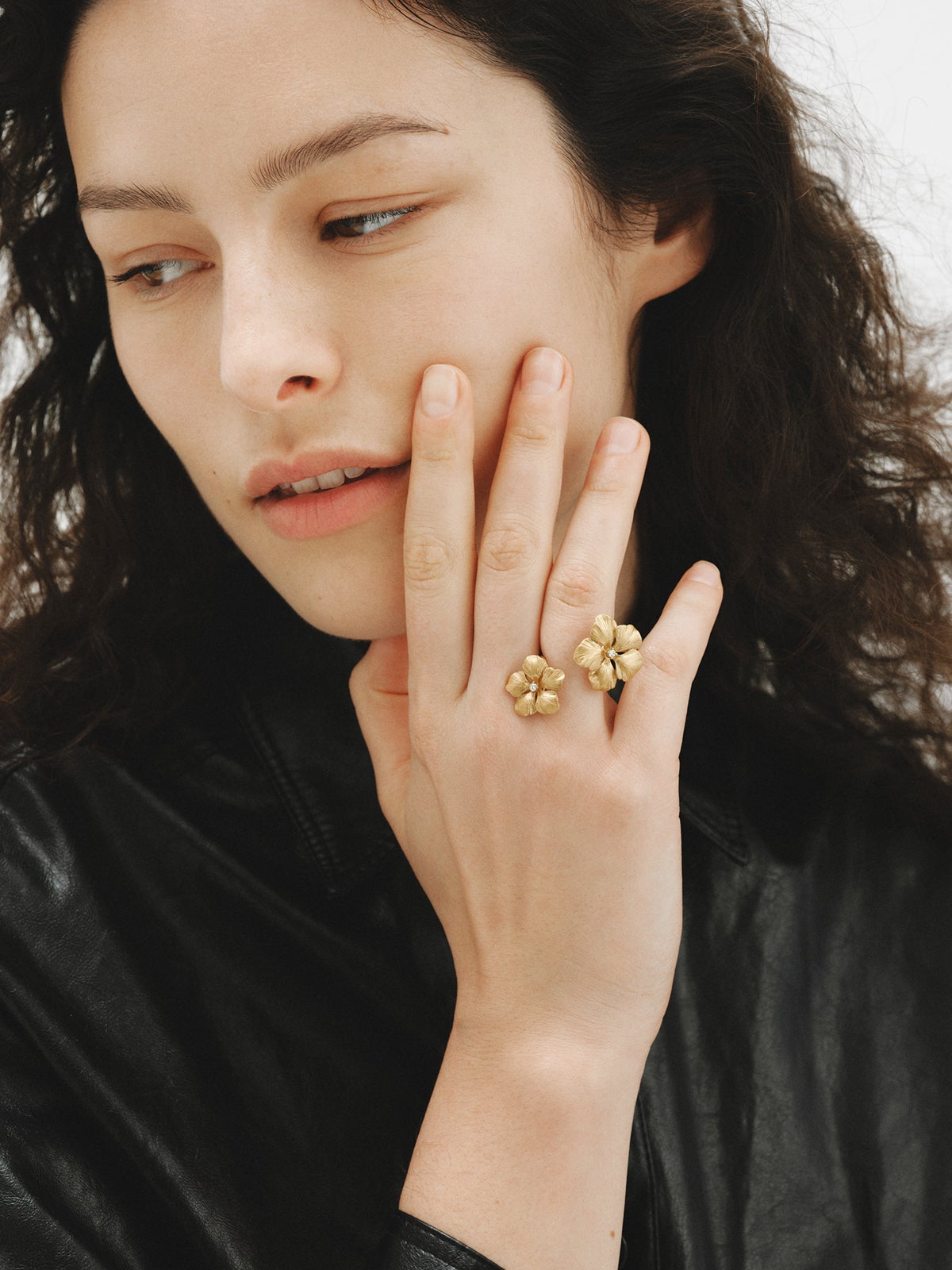 Anillo abierto bañado en oro amarillo con cristales y motivo de flor