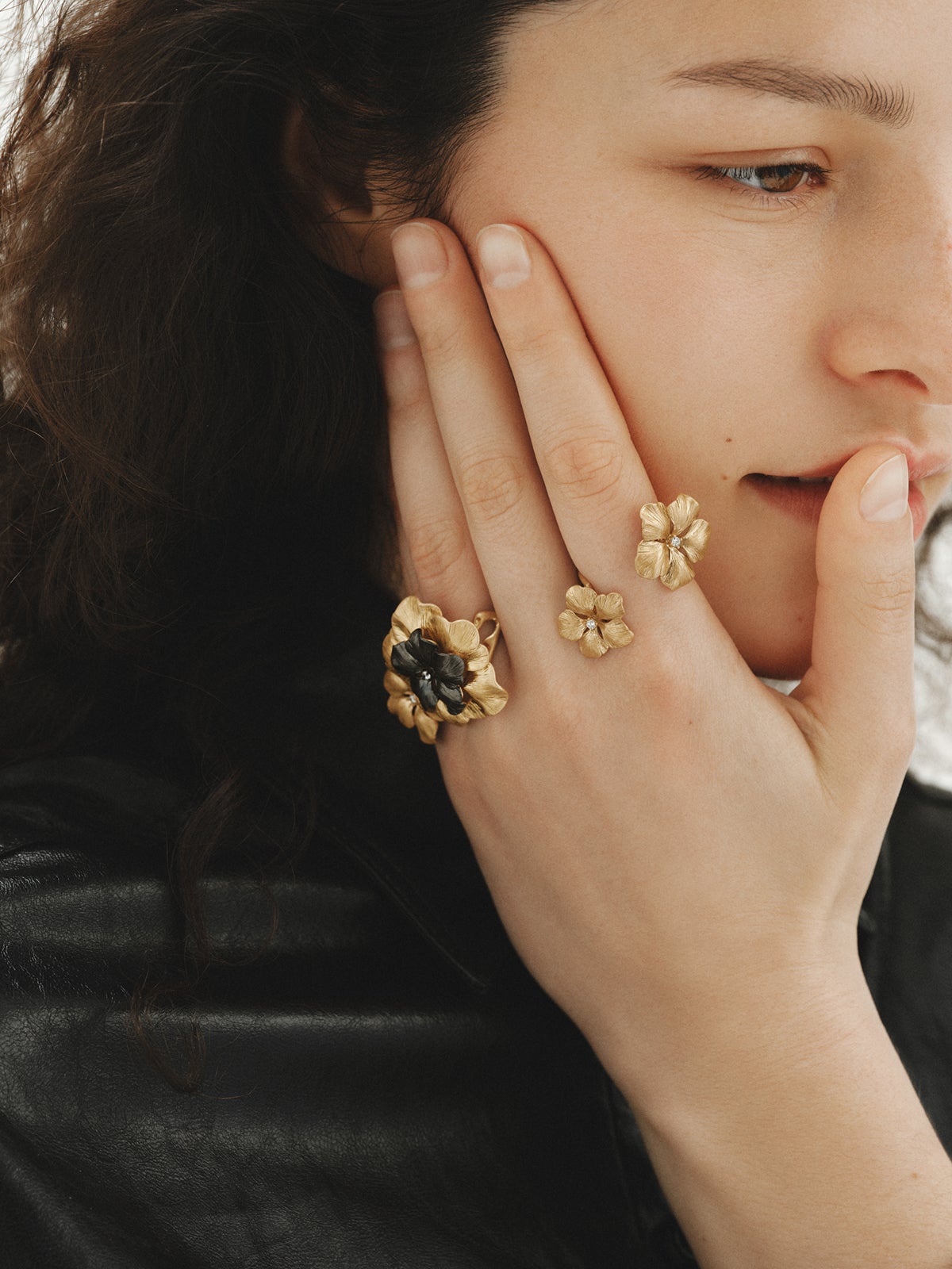 Anillo abierto bañado en oro amarillo con cristales y motivo de flor