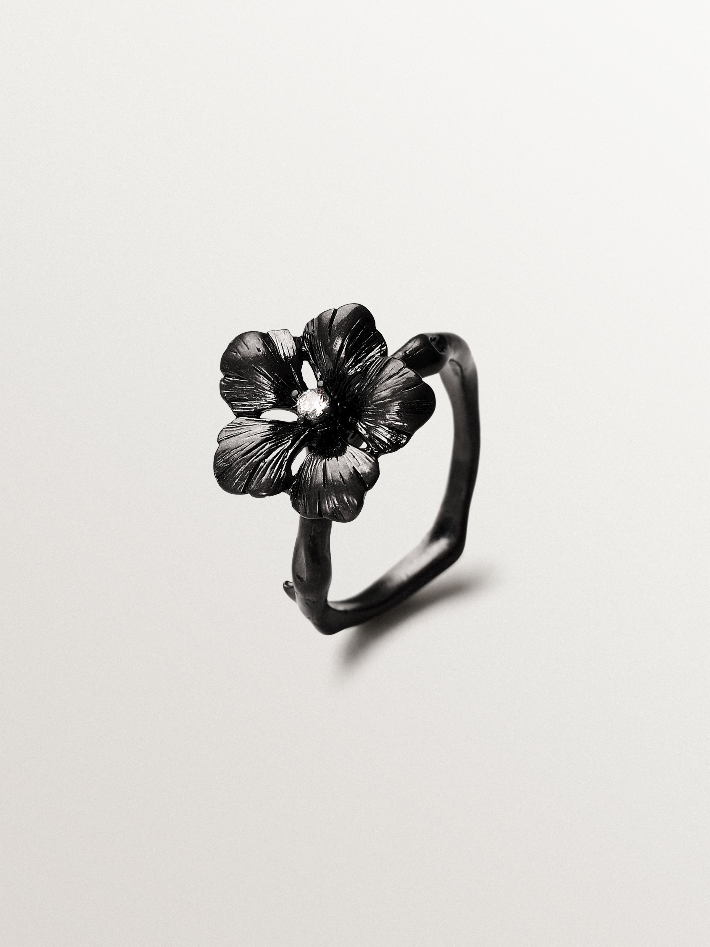 Anillo con cristal y forma de flor