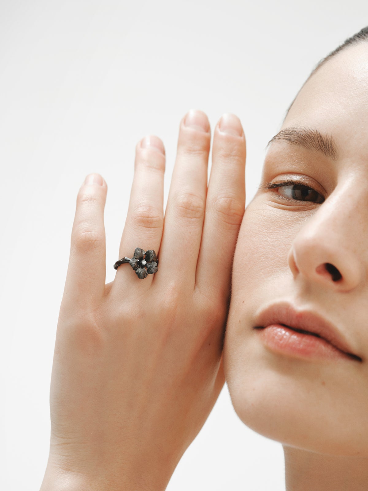 Anillo con cristal y forma de flor