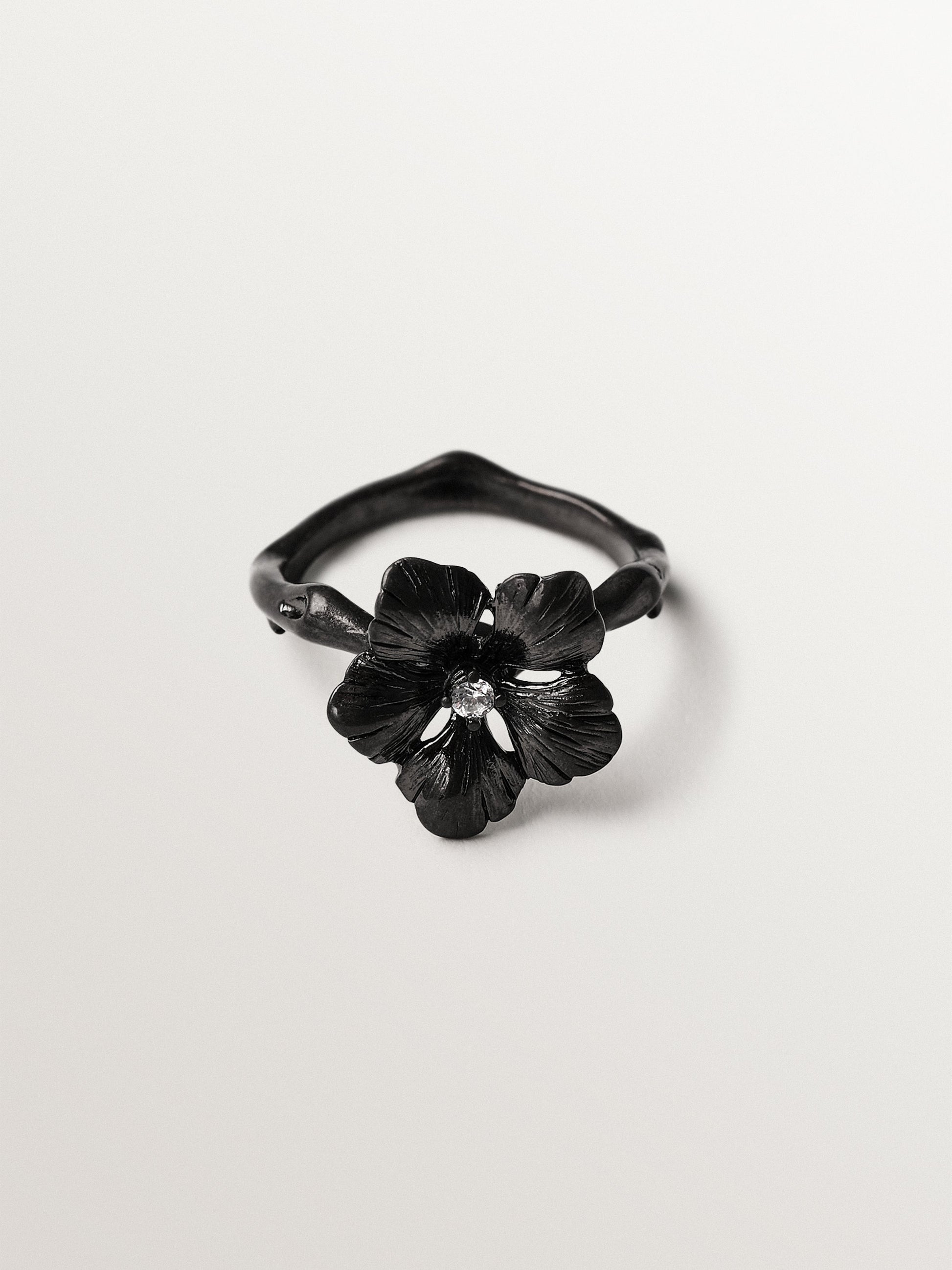 Anillo con cristal y forma de flor