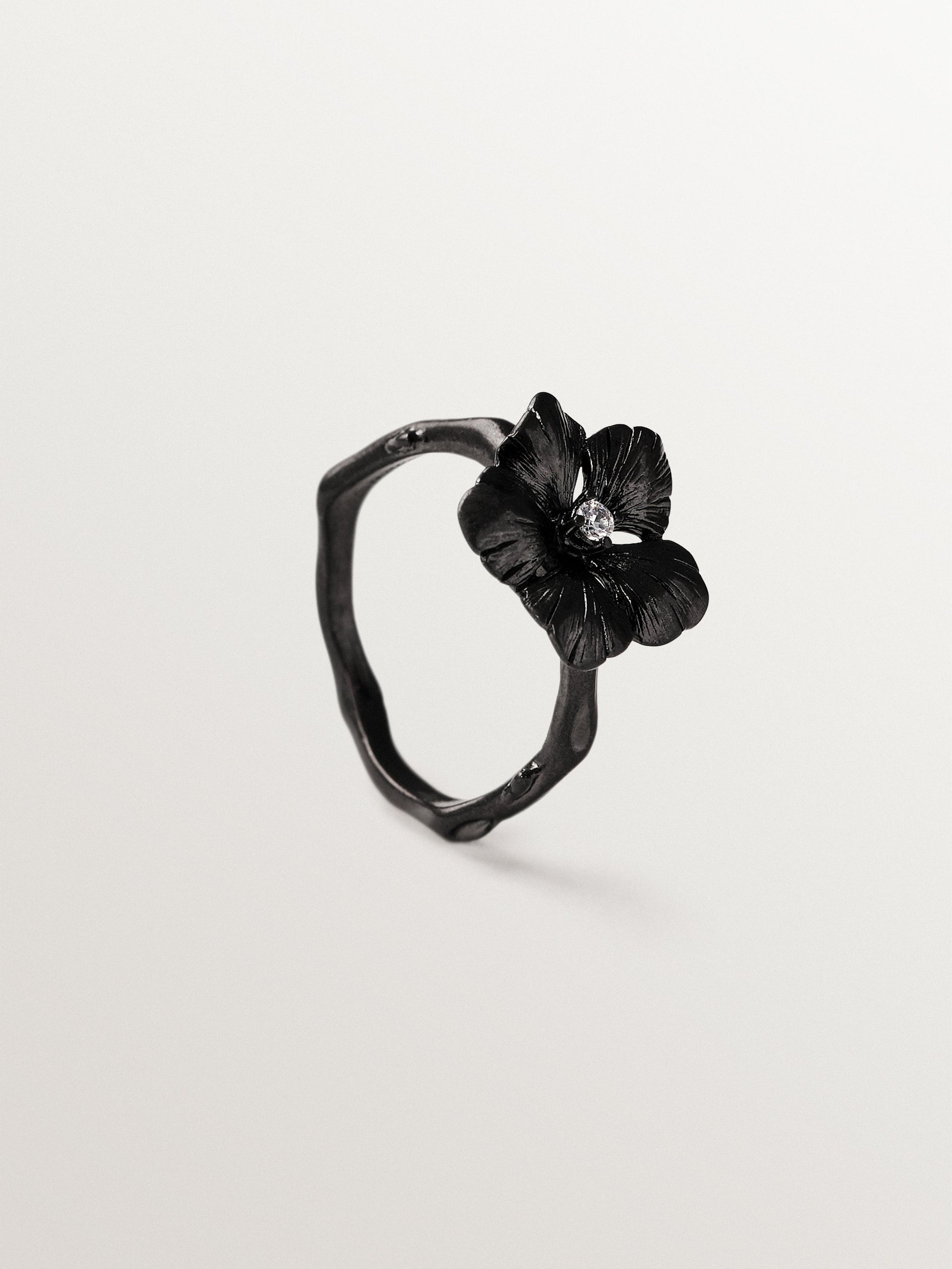 Anillo con cristal y forma de flor