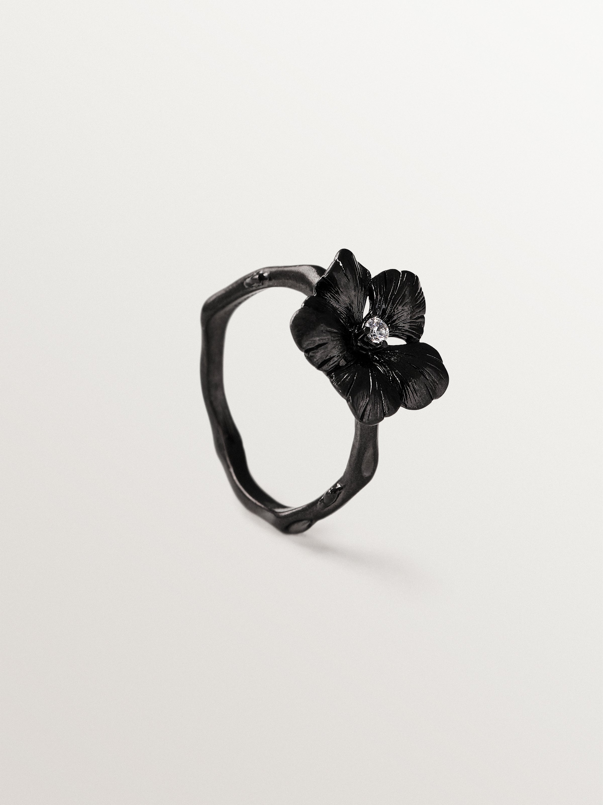 Anillo con cristal y forma de flor