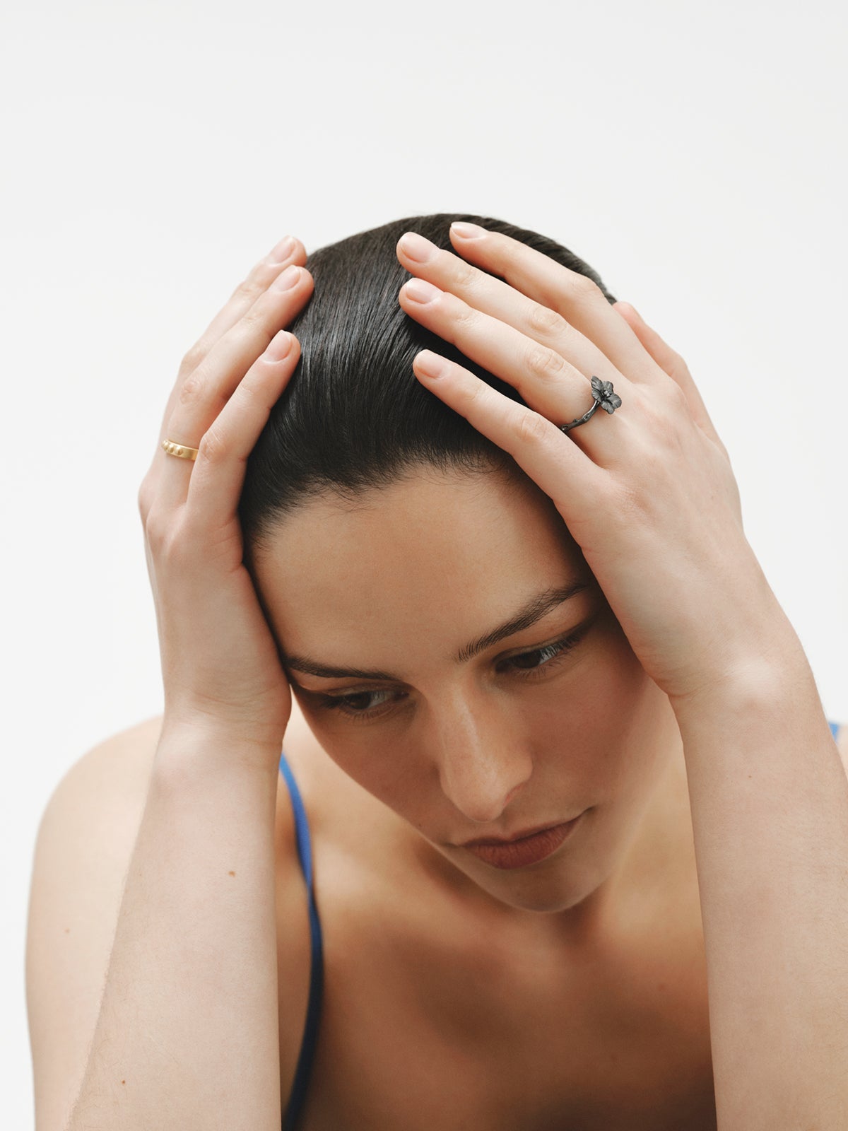 Anillo con cristal y forma de flor