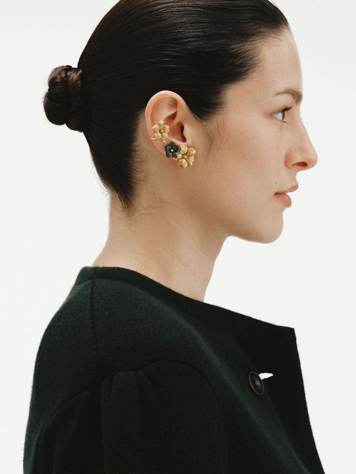 Earcuff trepador bañado en oro amarillo con cristales y motivos de flor