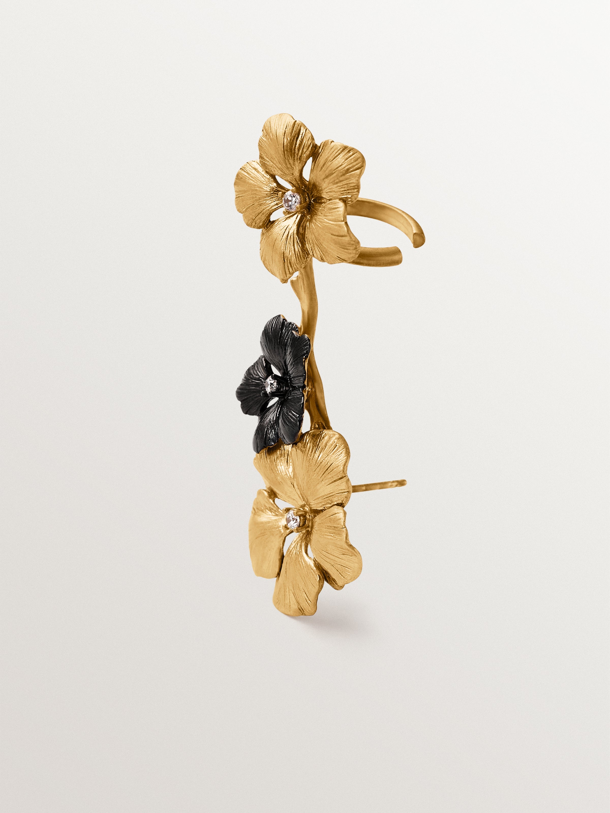 Earcuff trepador bañado en oro amarillo con cristales y motivos de flor