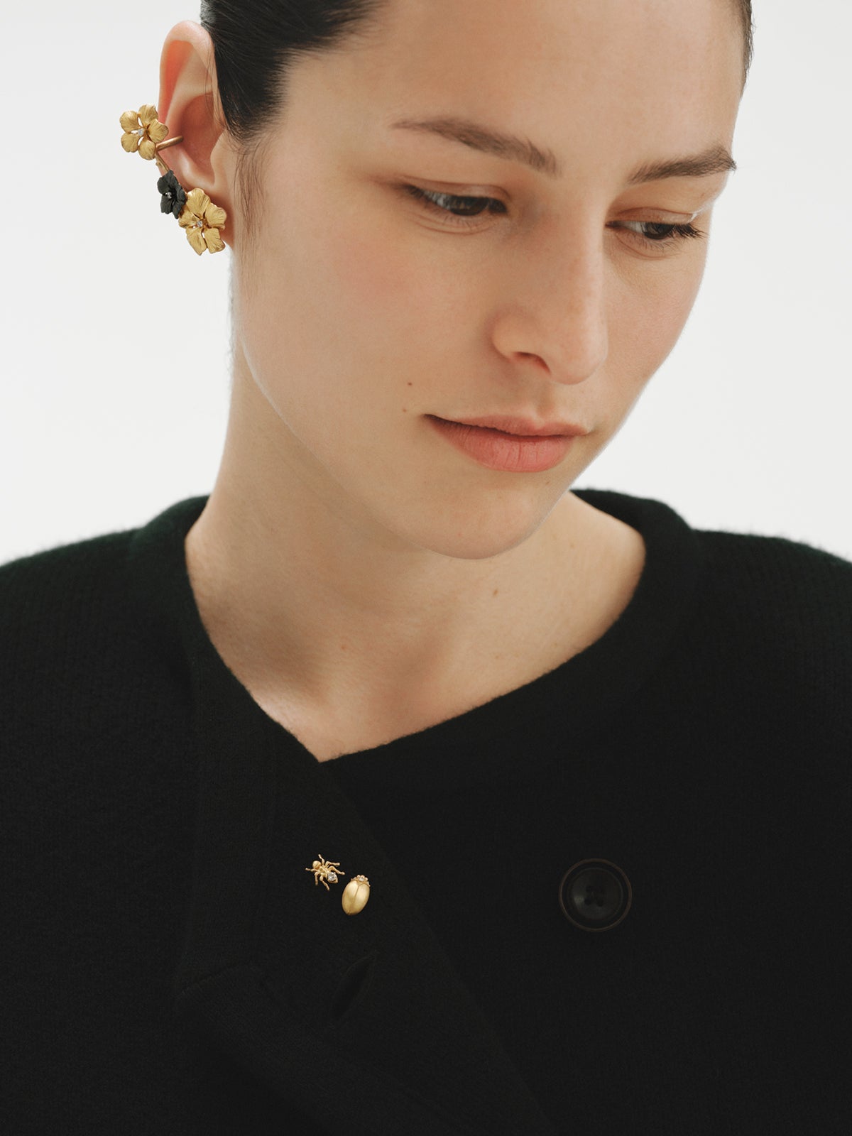 Earcuff trepador bañado en oro amarillo con cristales y motivos de flor