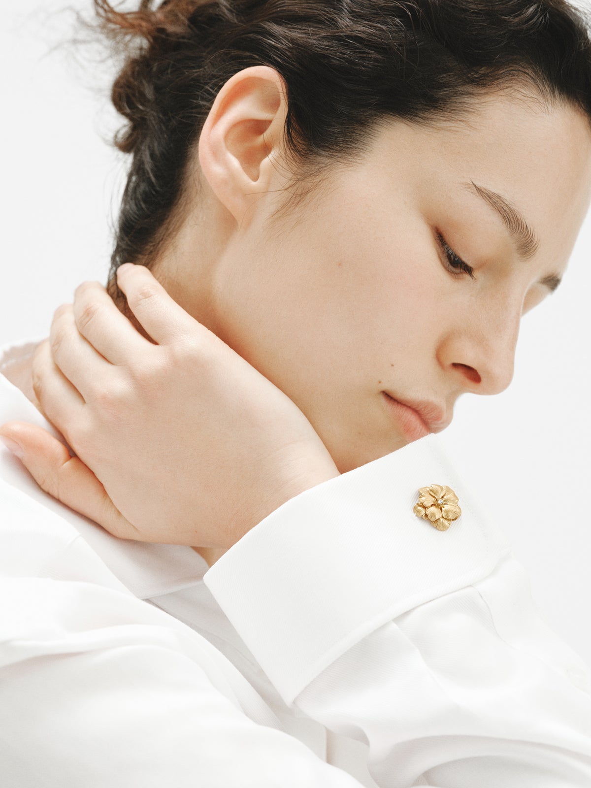 Gemelos bañados en oro amarillo con cristales y forma de flor