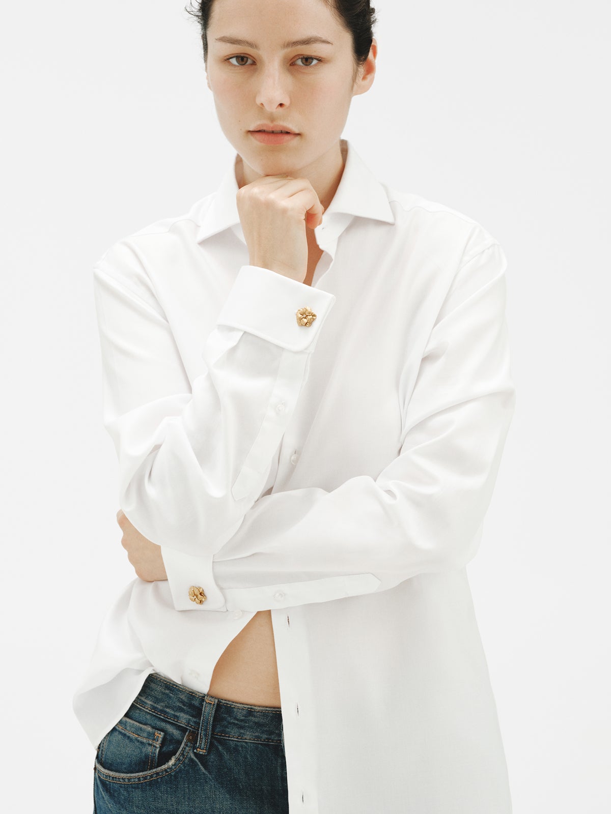 Gemelos bañados en oro amarillo con cristales y forma de flor