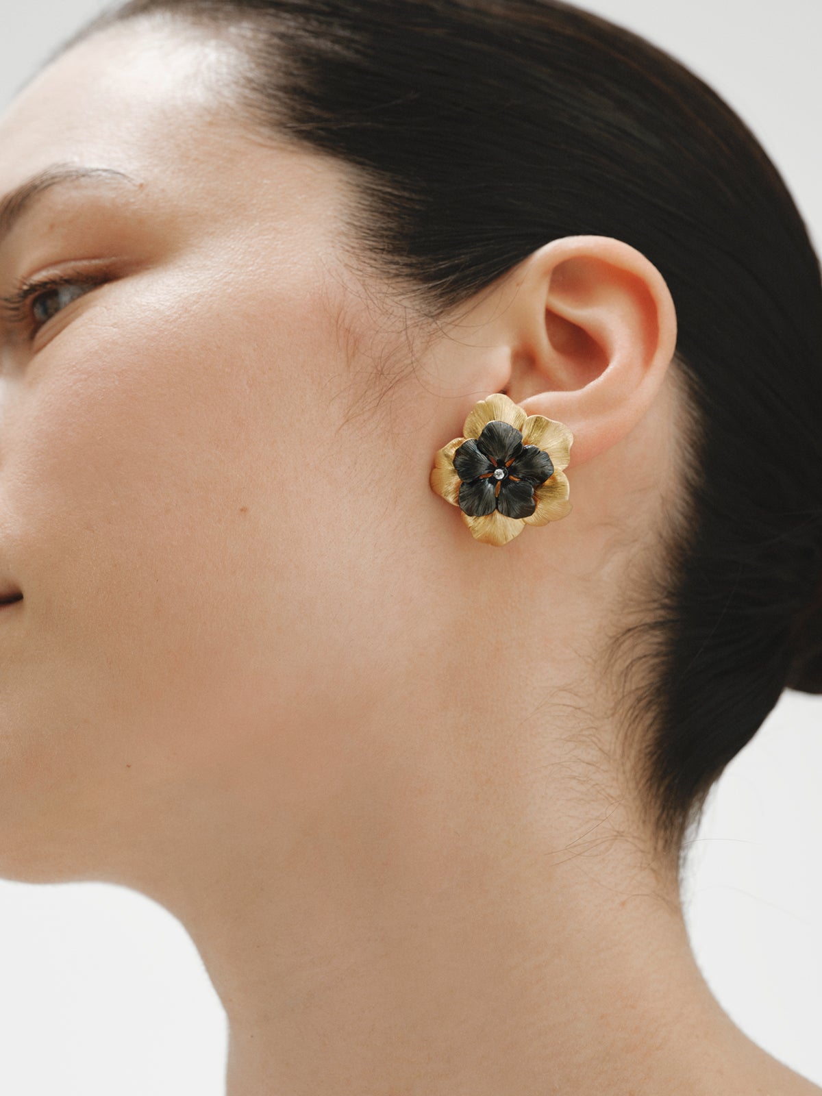 Pendientes bicolor de botón bañado en oro amarillo con cristal y forma de flor