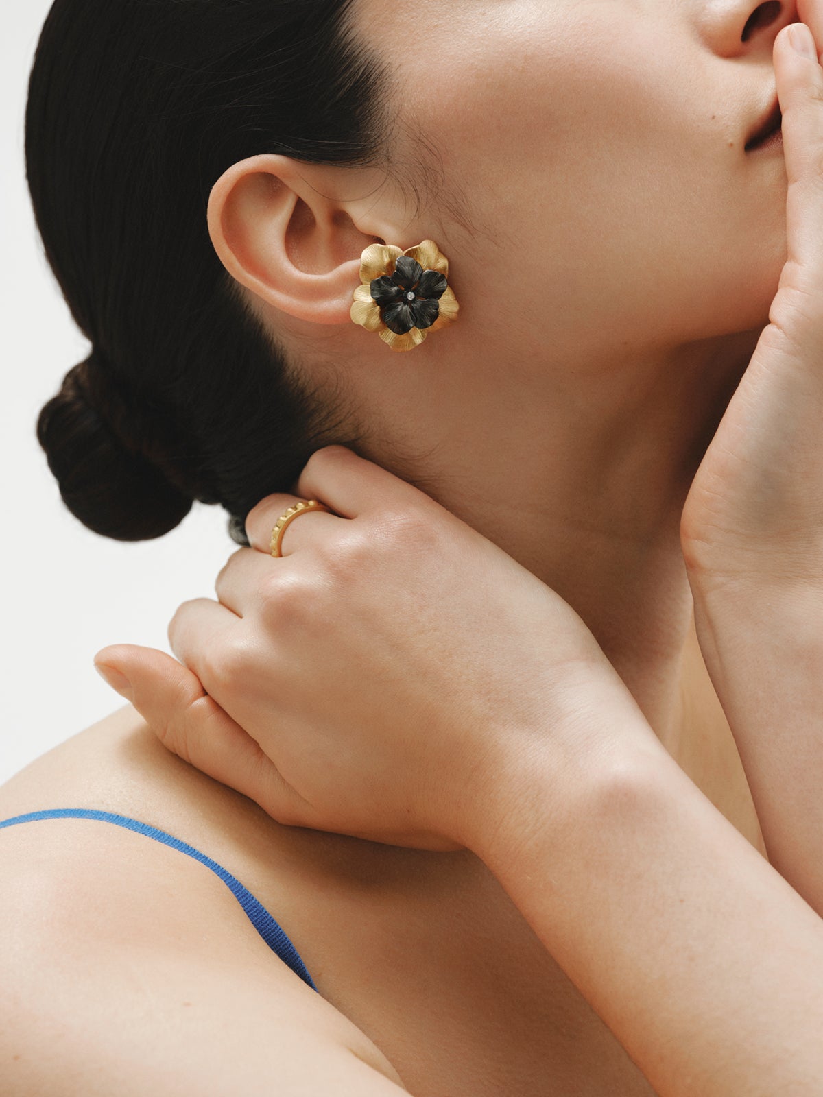 Pendientes bicolor de botón bañado en oro amarillo con cristal y forma de flor