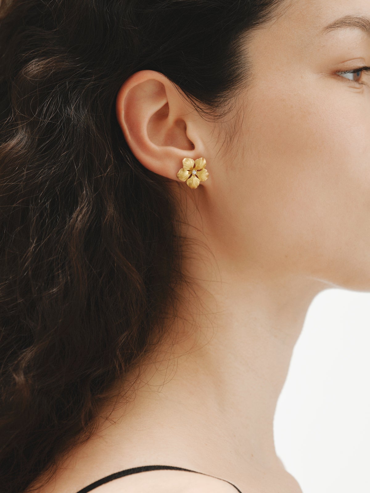 Pendientes de botón bañado en oro amarillo con cristal y forma de flor