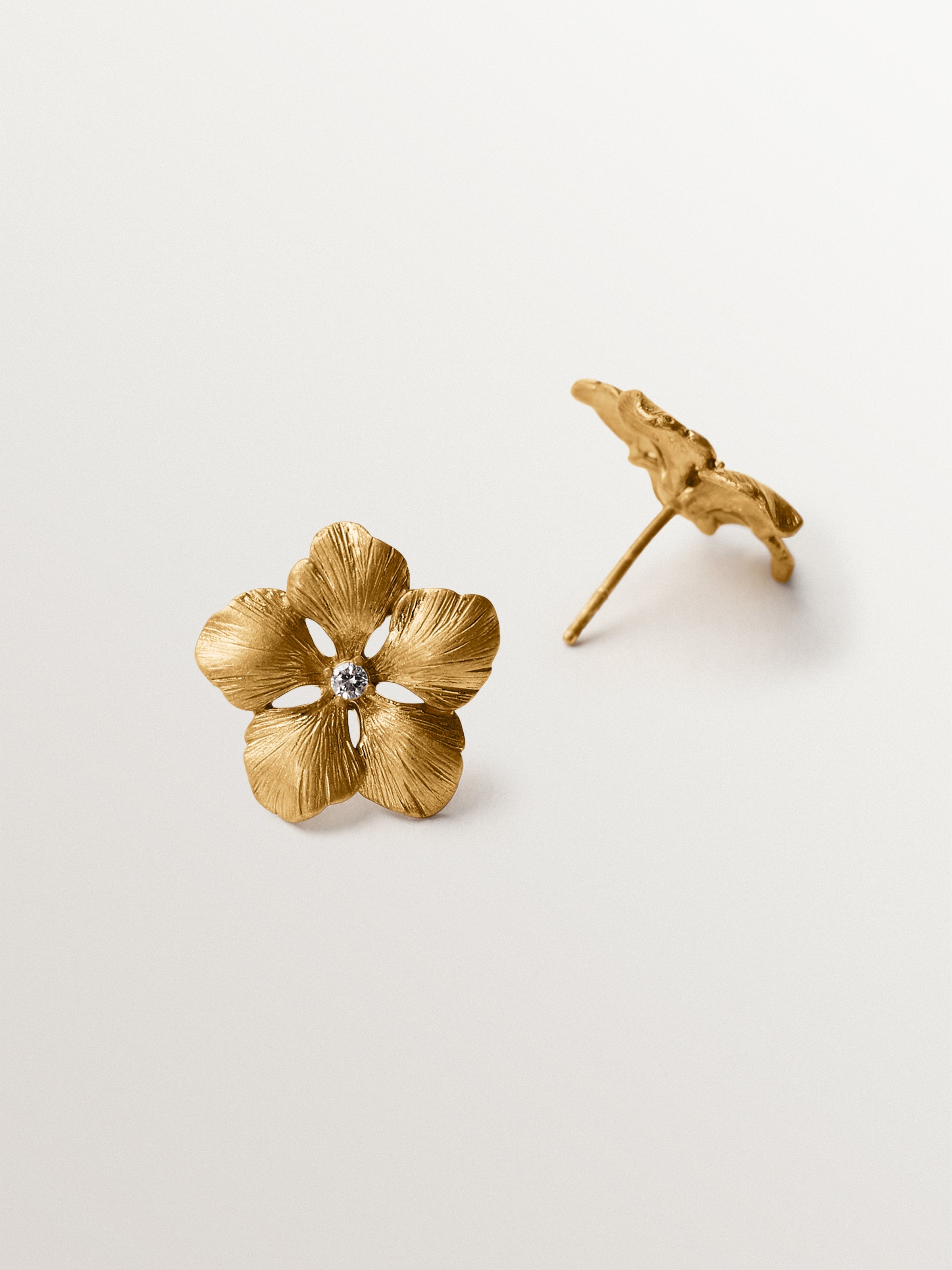 Pendientes de botón bañado en oro amarillo con cristal y forma de flor