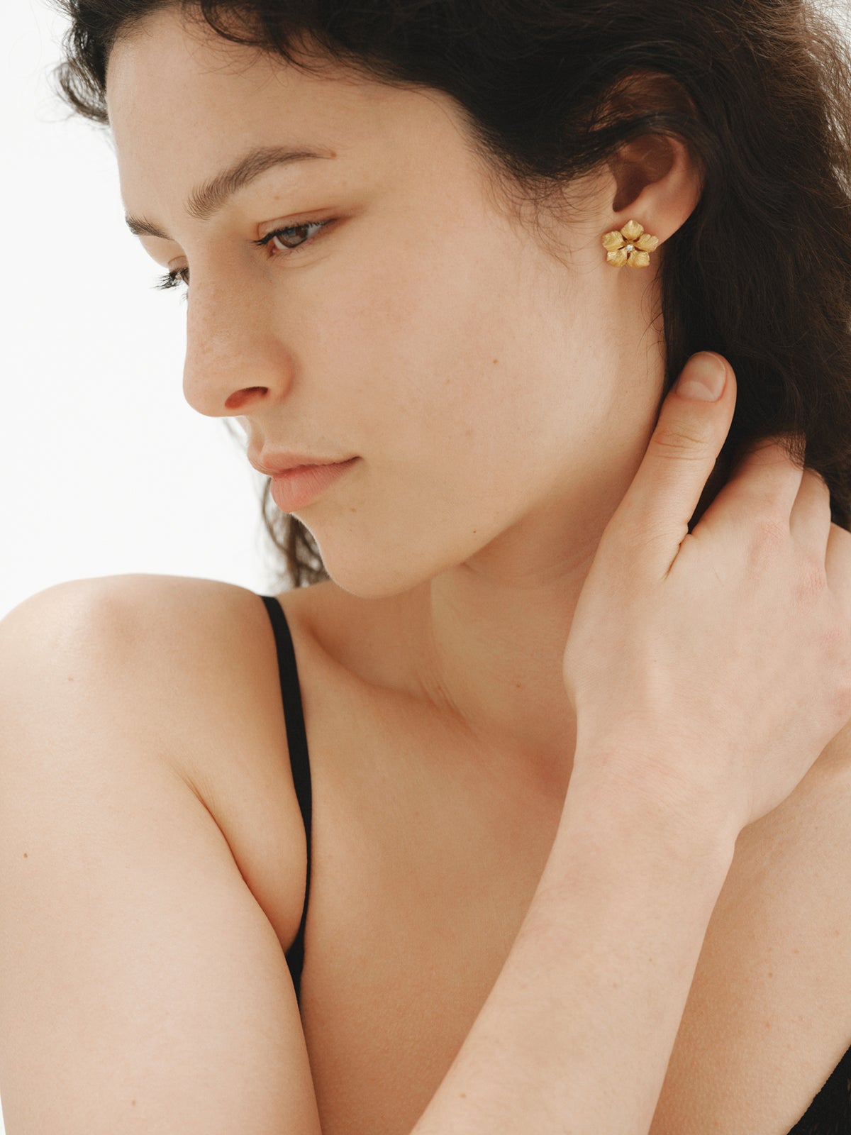 Pendientes de botón bañado en oro amarillo con cristal y forma de flor