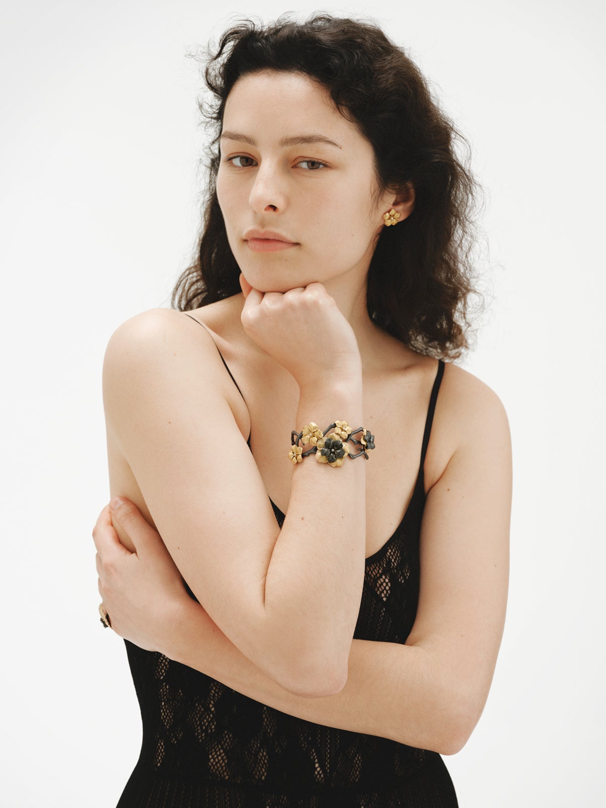 Pendientes de botón bañado en oro amarillo con cristal y forma de flor