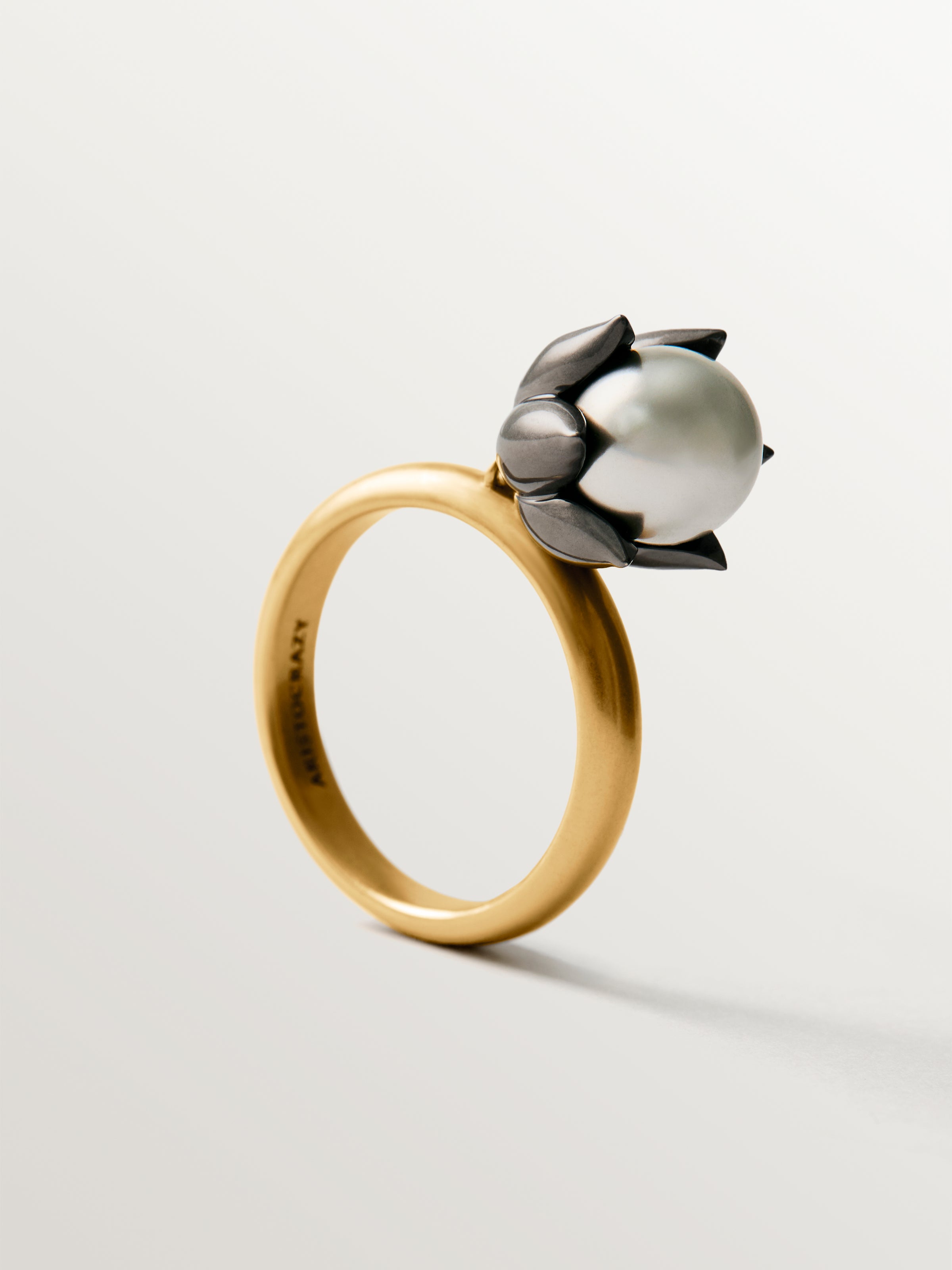 Anillo bicolor bañado en oro amarillo de 18K con acabado gunmetal, perla gris y motivo floral