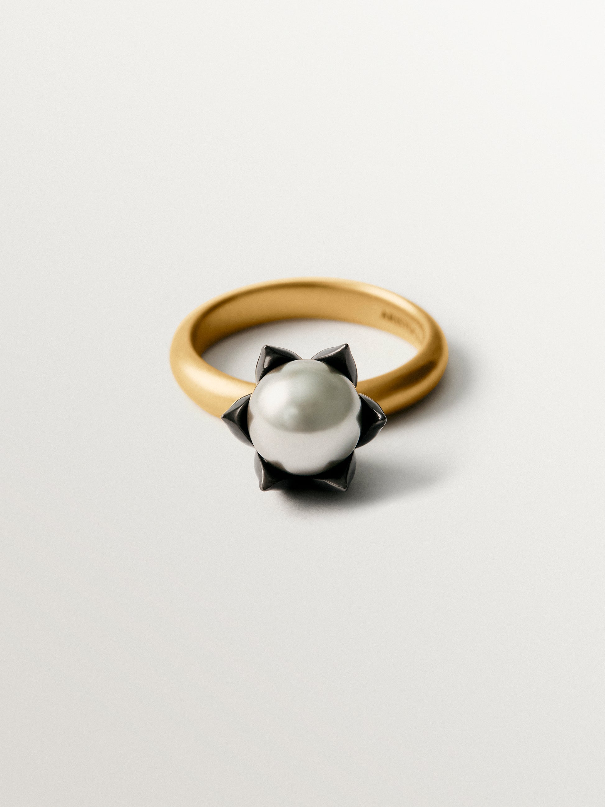 Anillo bicolor bañado en oro amarillo de 18K con acabado gunmetal, perla gris y motivo floral
