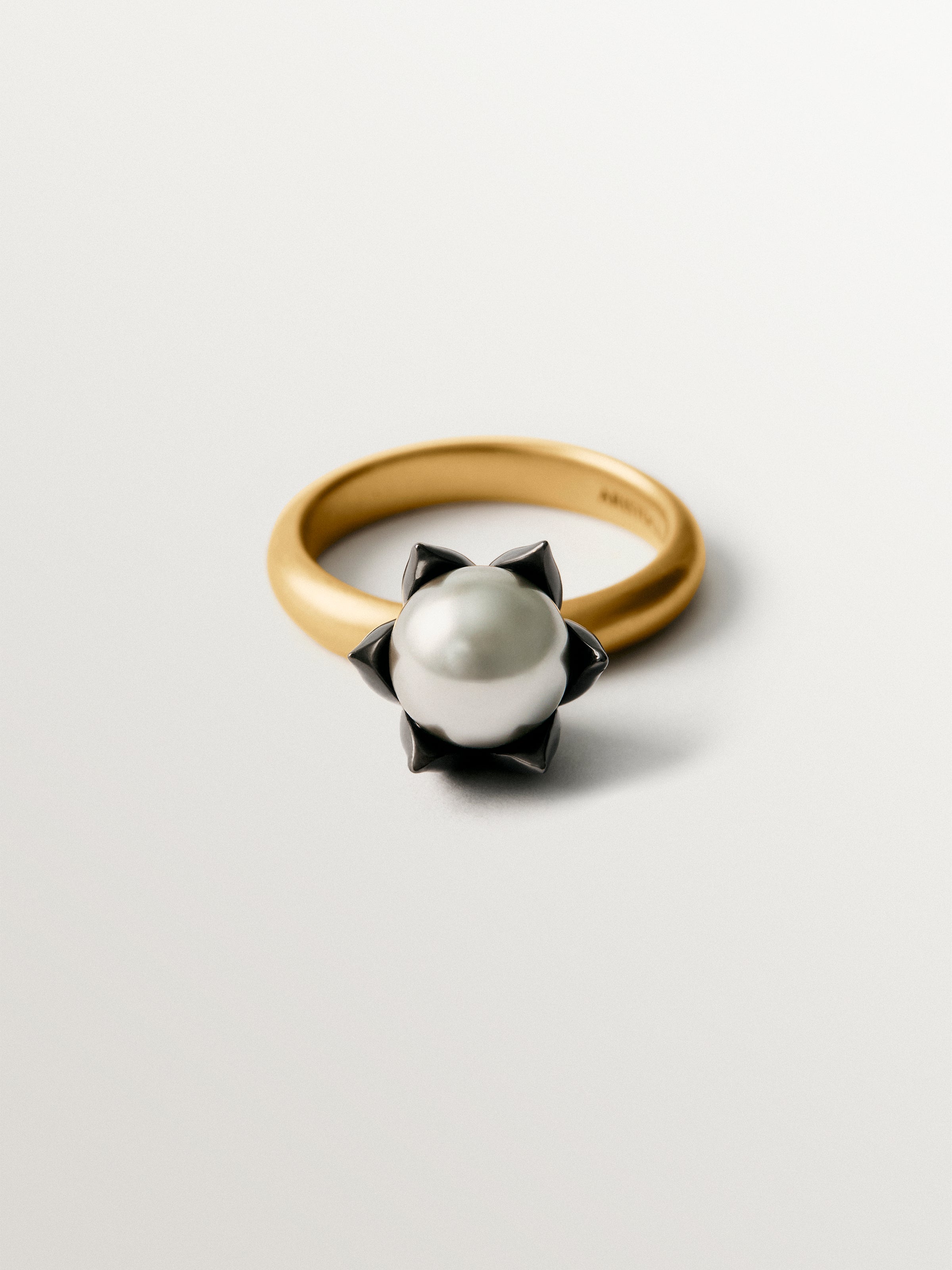 Anillo bicolor bañado en oro amarillo de 18K con acabado gunmetal, perla gris y motivo floral