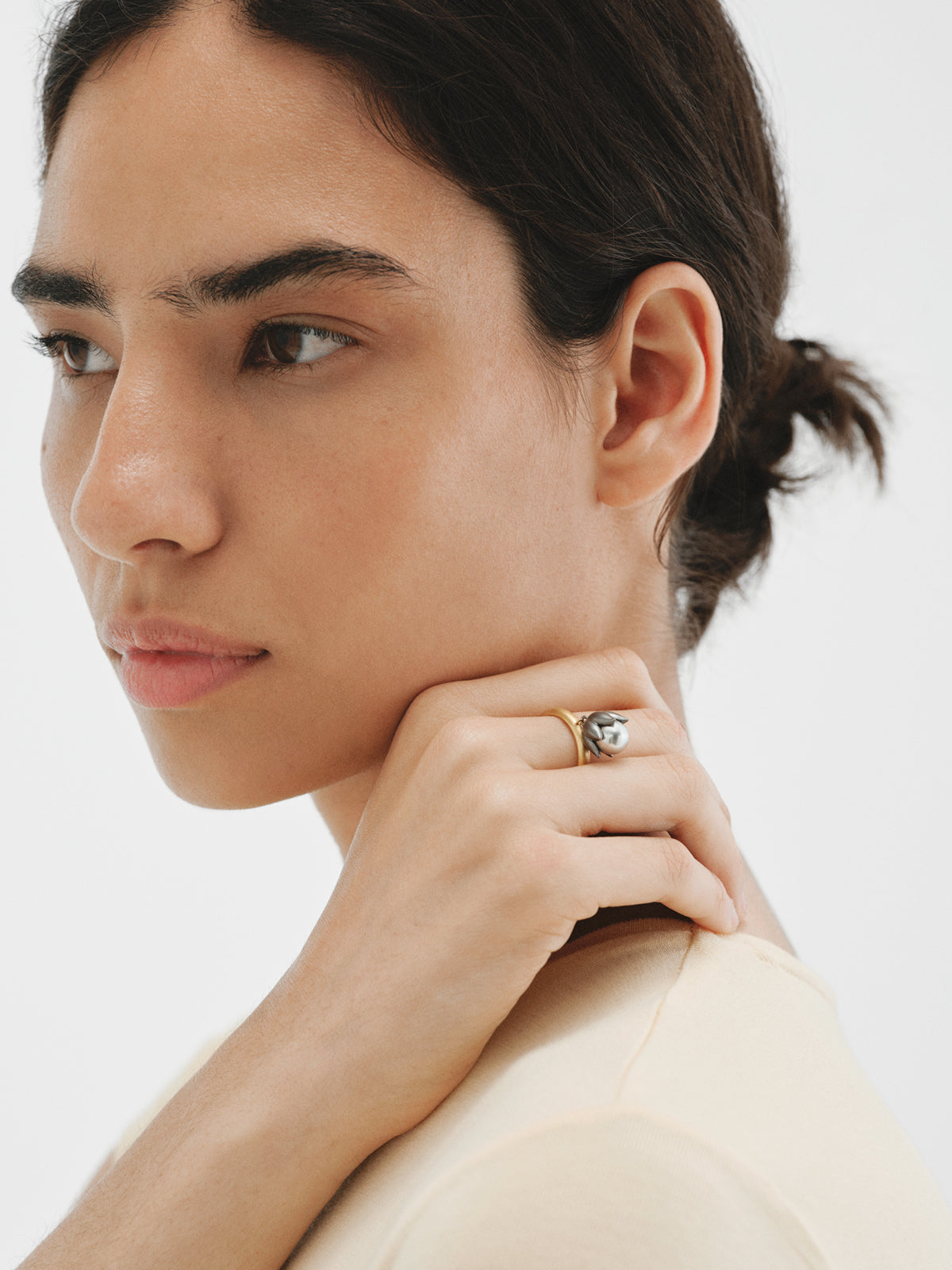 Anillo bicolor bañado en oro amarillo de 18K con acabado gunmetal, perla gris y motivo floral