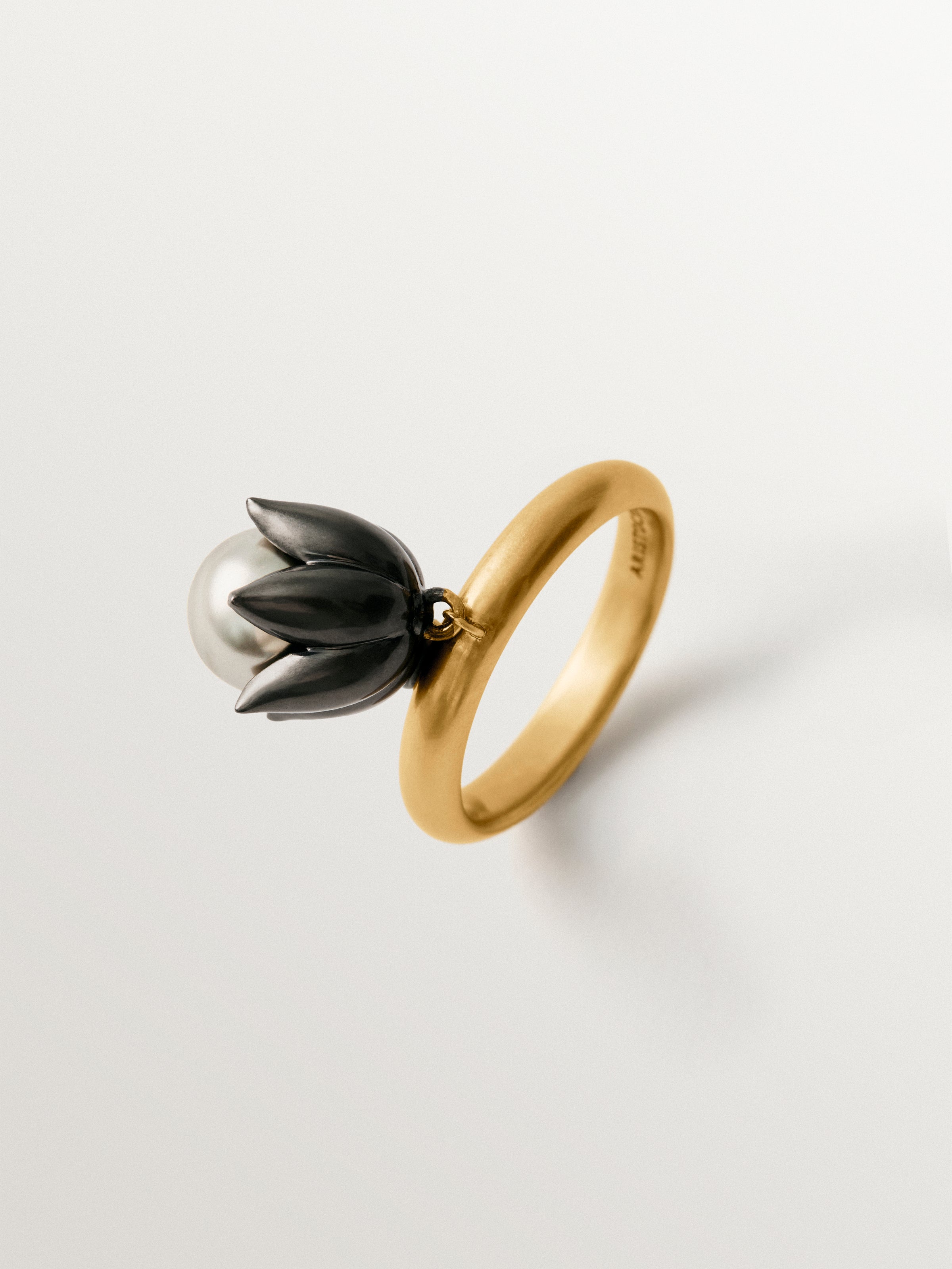 Anillo bicolor bañado en oro amarillo de 18K con acabado gunmetal, perla gris y motivo floral