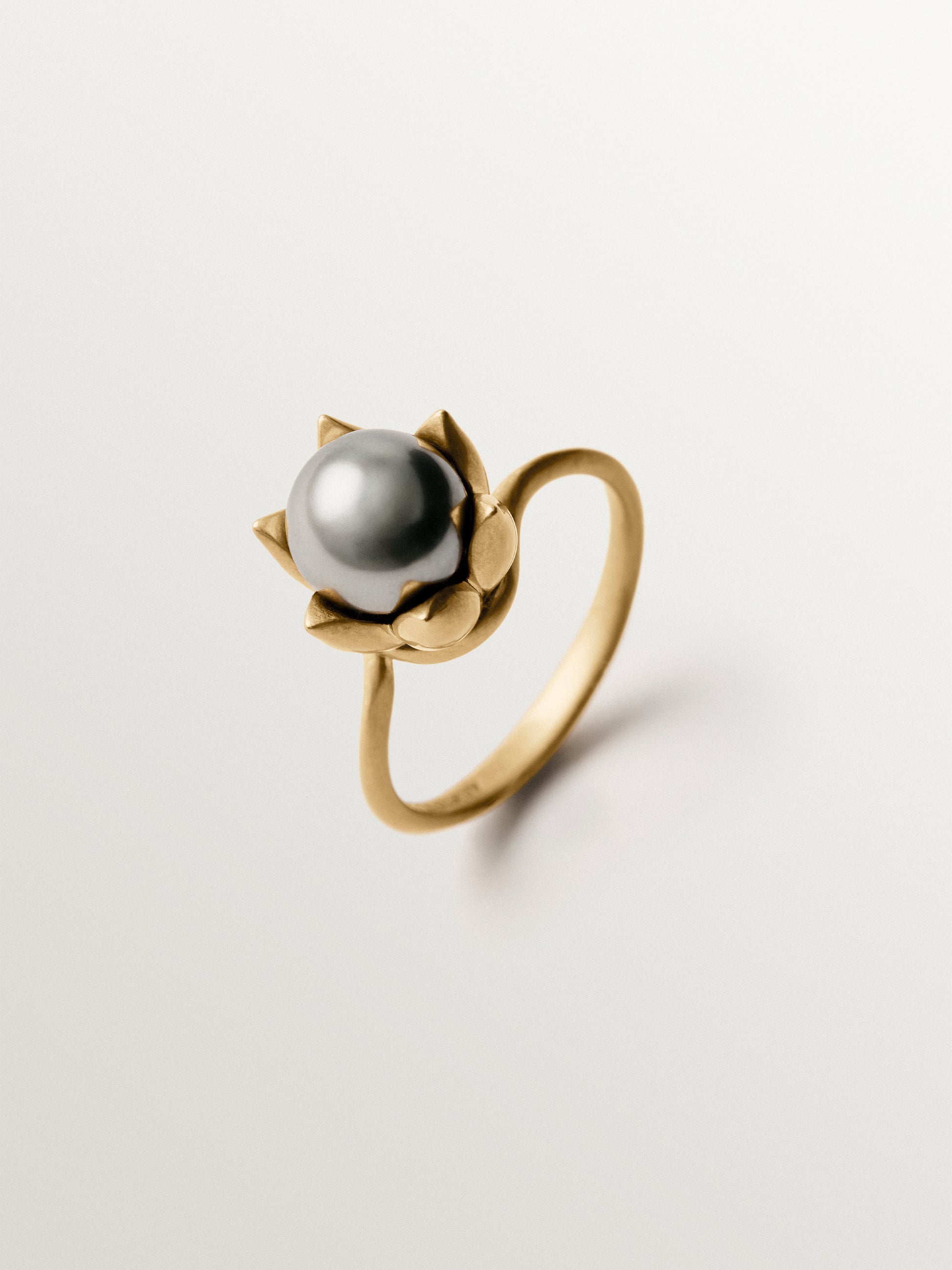 Anillo bañado en oro amarillo de 18K, perla gris y motivo floral