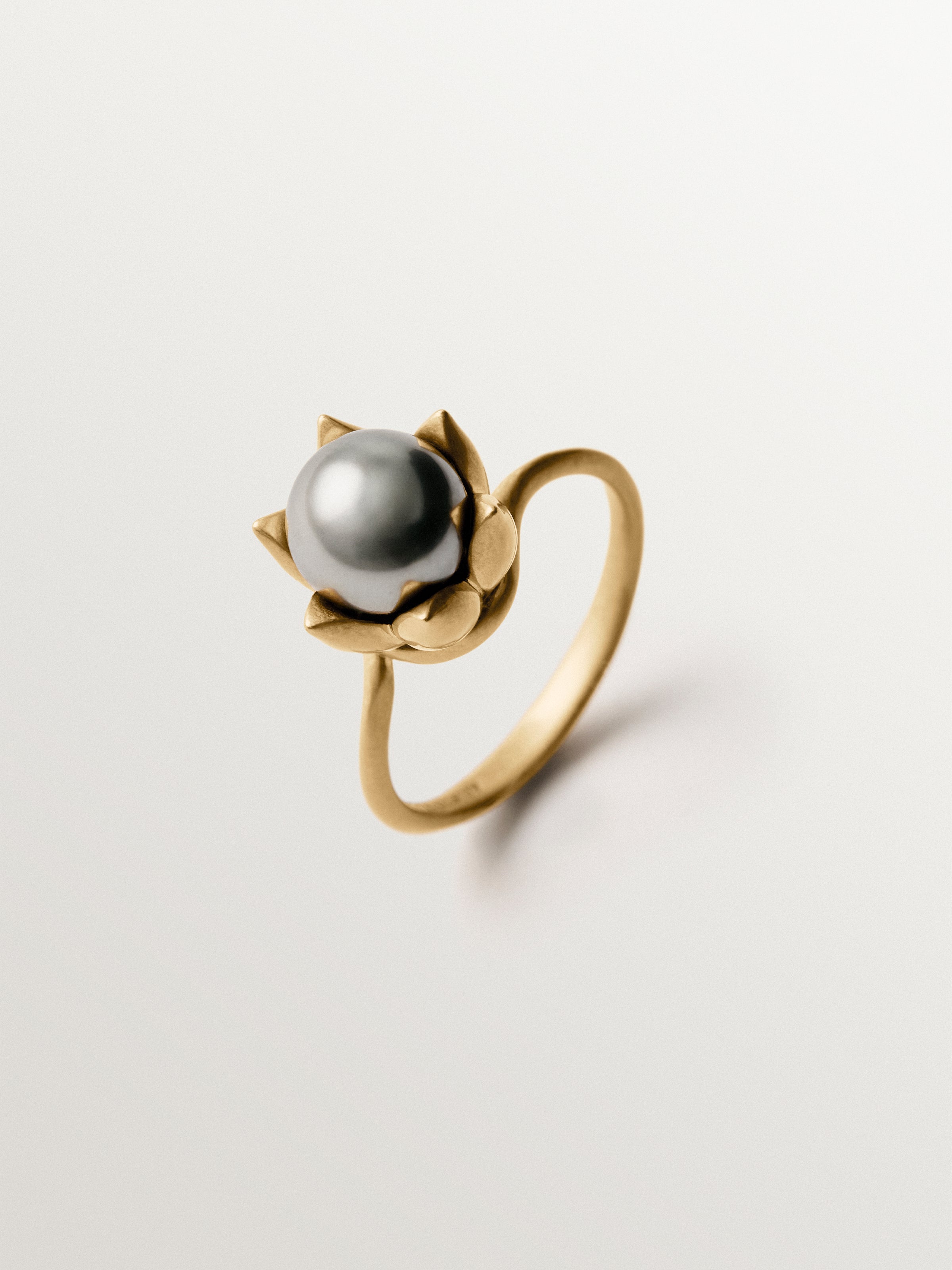 Anillo bañado en oro amarillo de 18K, perla gris y motivo floral