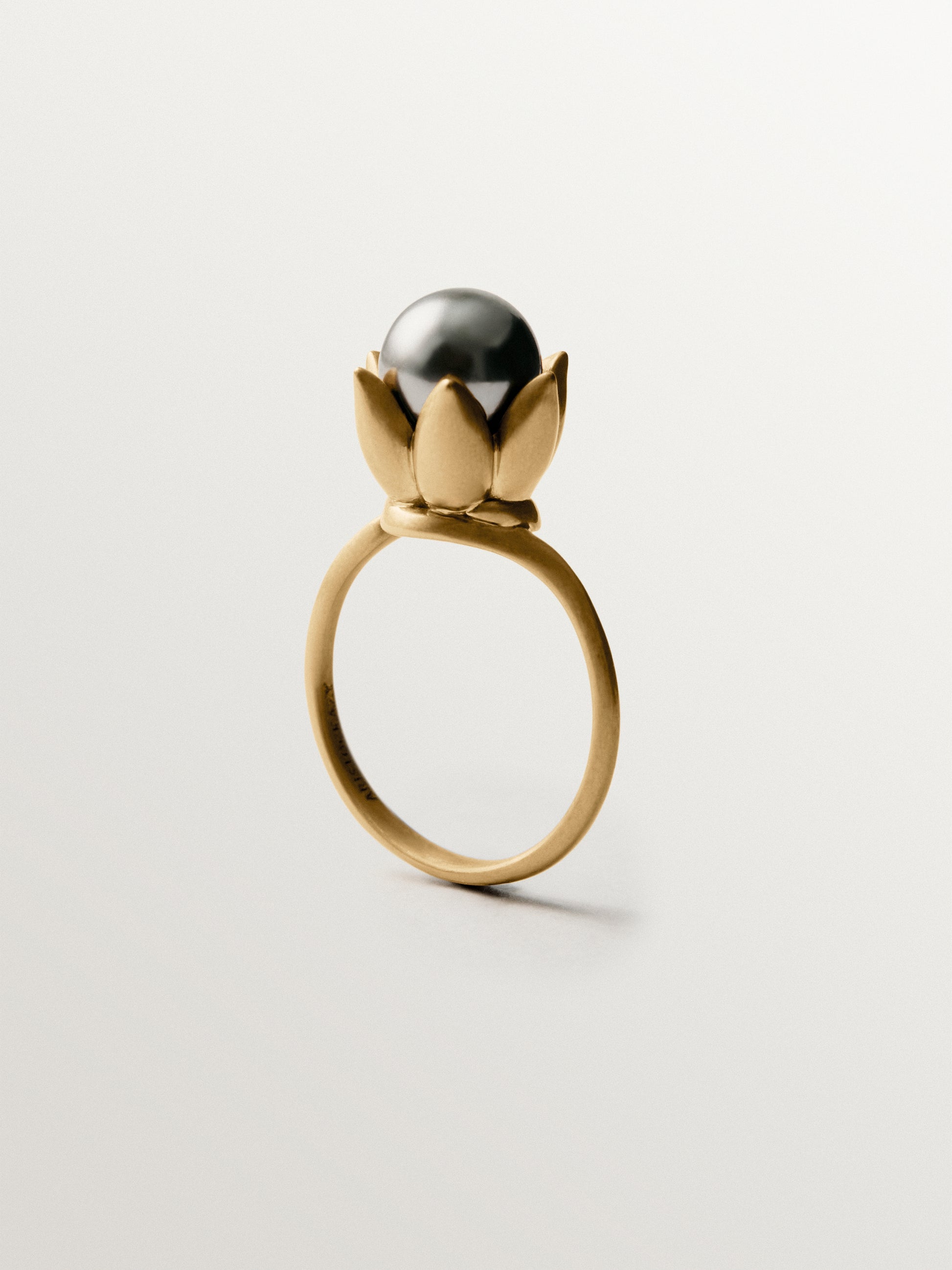 Anillo bañado en oro amarillo de 18K, perla gris y motivo floral