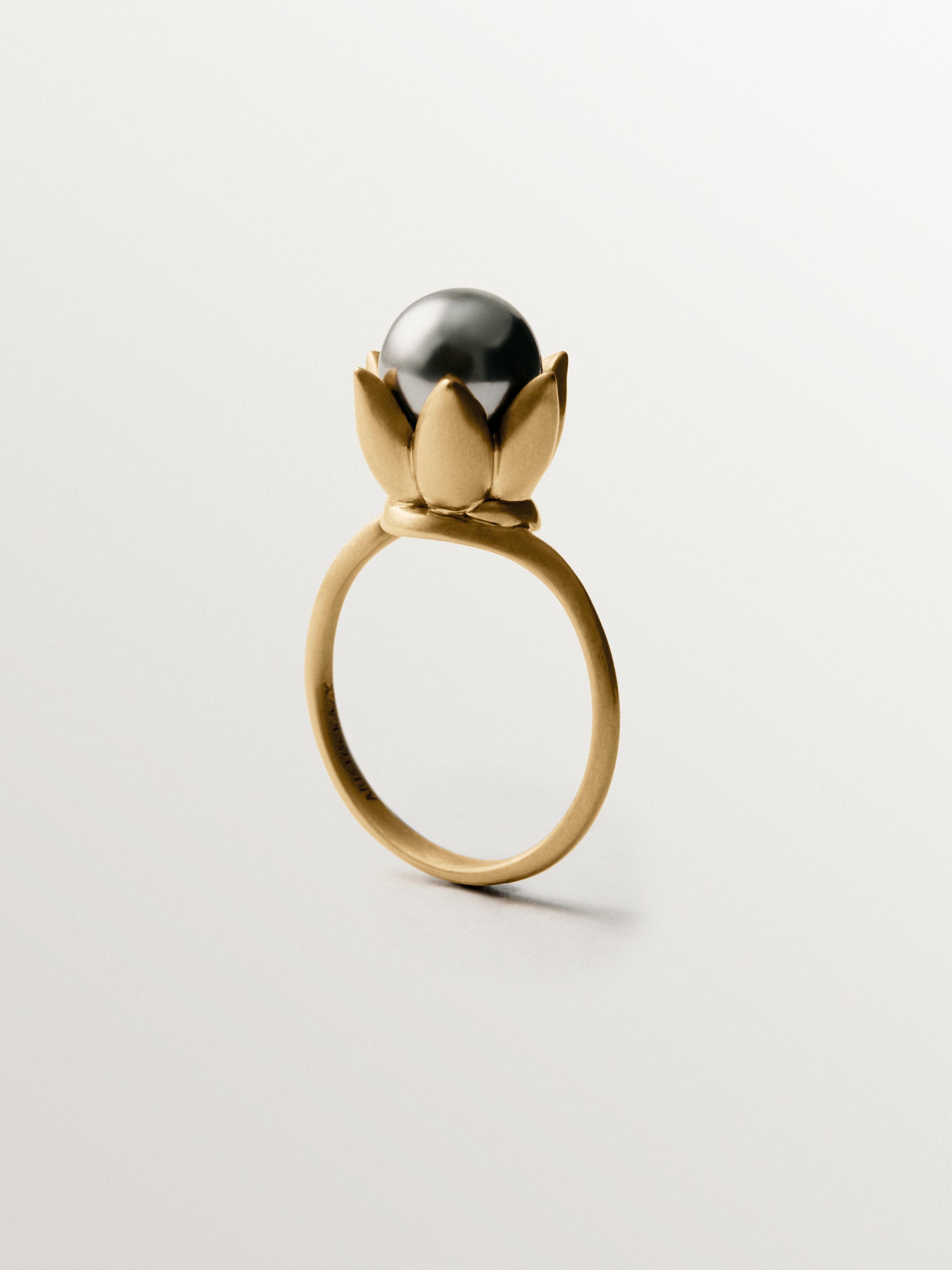 Anillo bañado en oro amarillo de 18K, perla gris y motivo floral