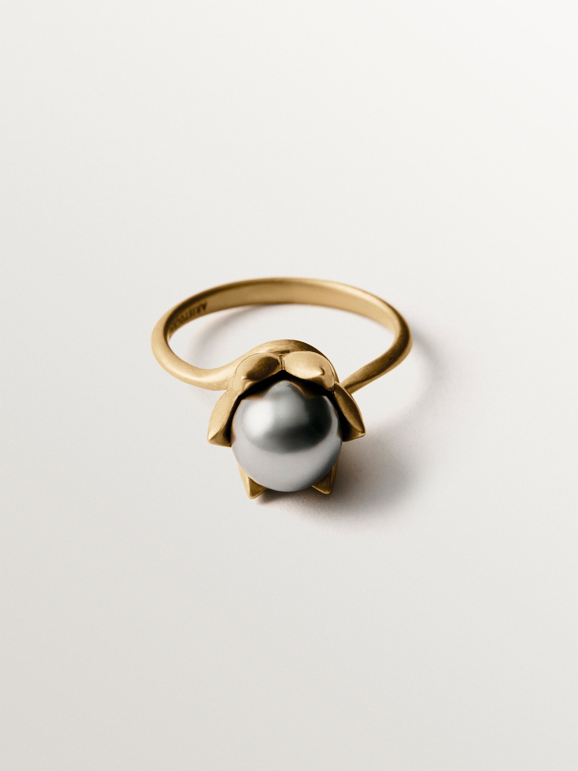 Anillo bañado en oro amarillo de 18K, perla gris y motivo floral