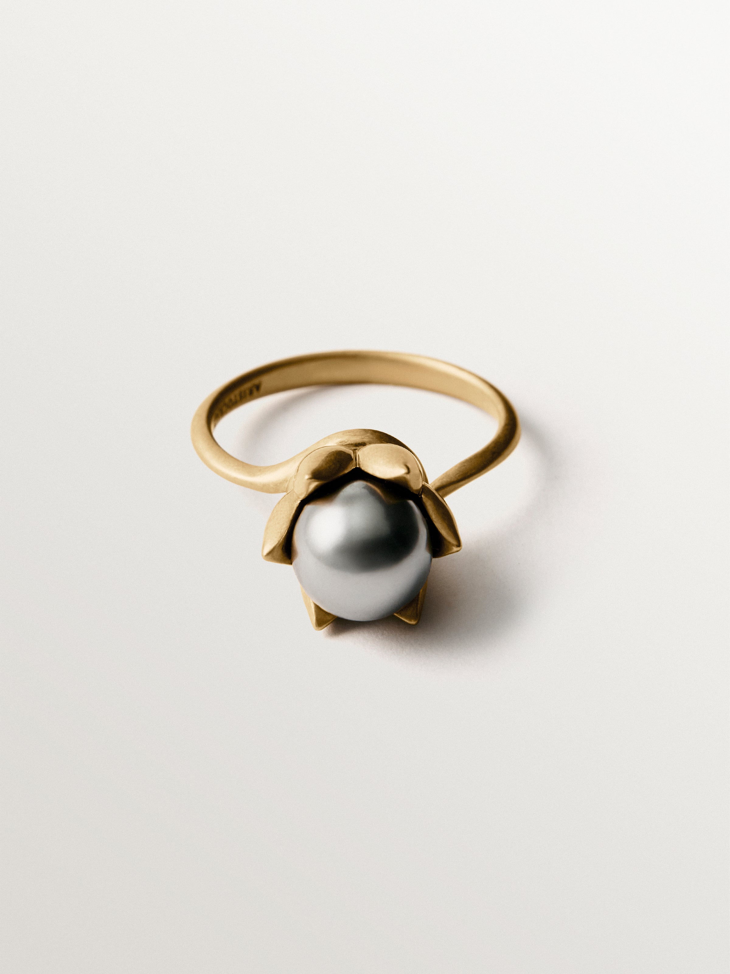 Anillo bañado en oro amarillo de 18K, perla gris y motivo floral