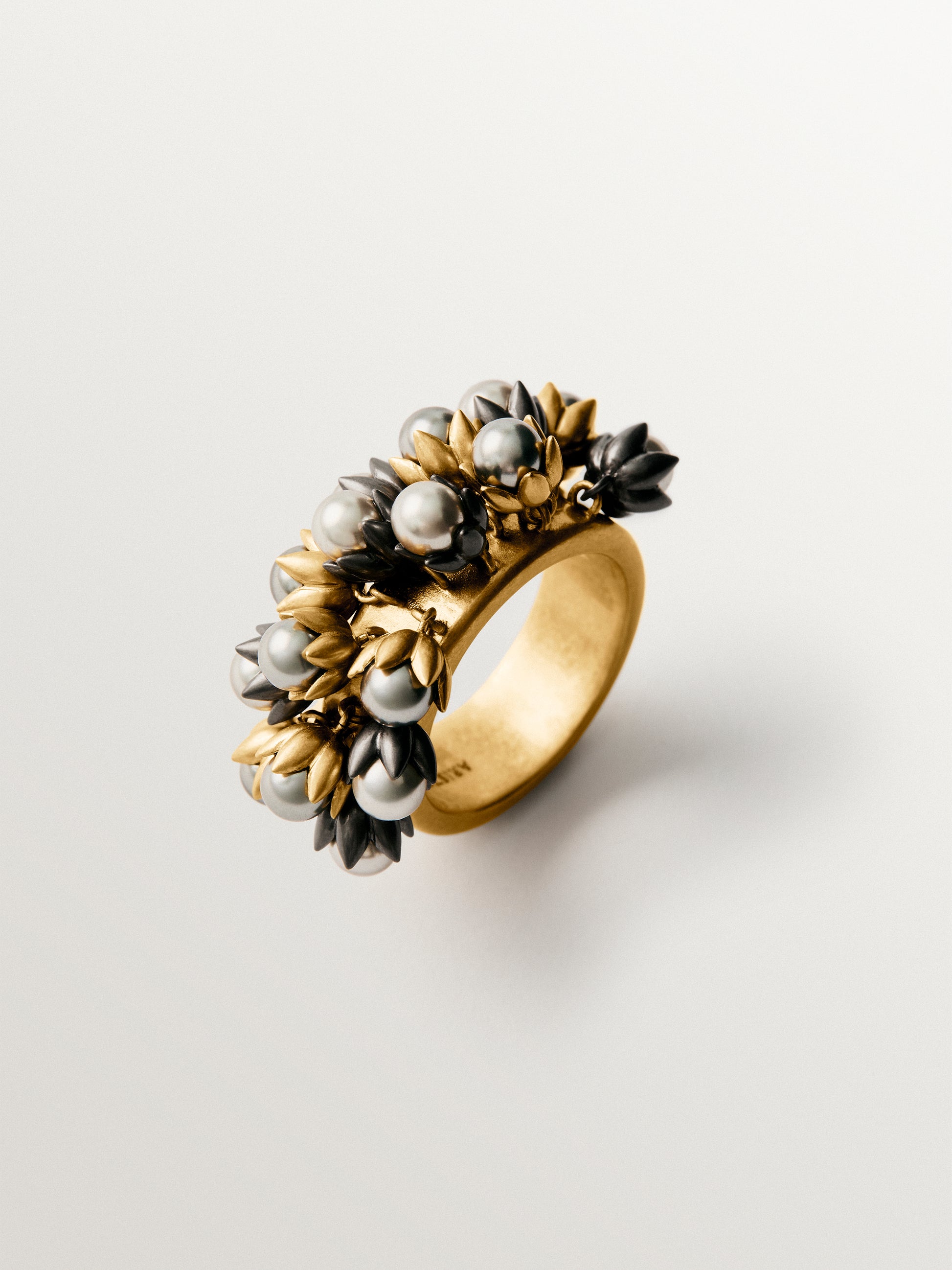 Anillo bañado en oro amarillo de 18K con acabado gunmetal, perlas grises y motivos florales