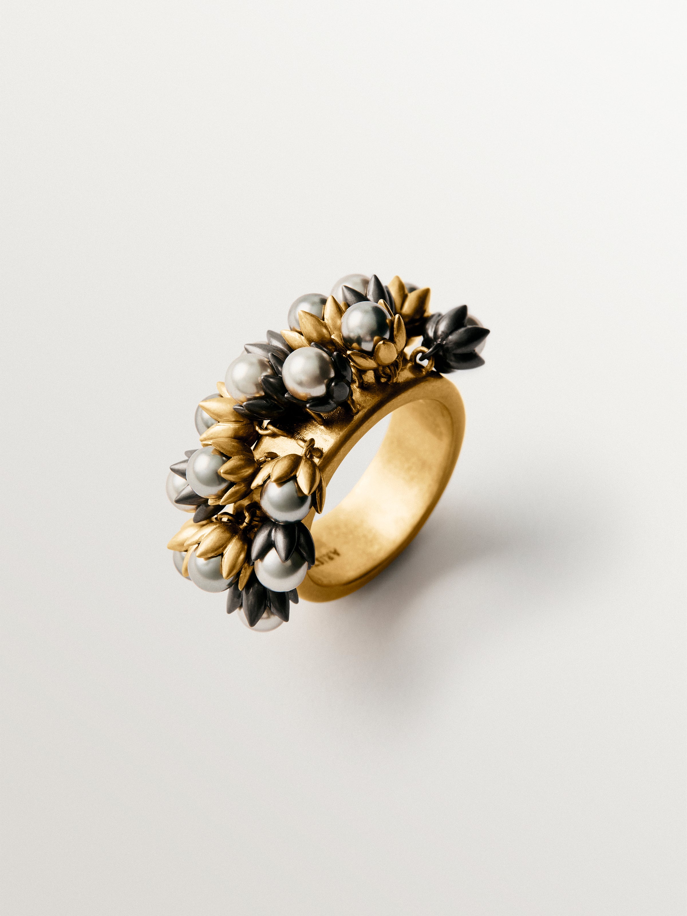 Anillo bañado en oro amarillo de 18K con acabado gunmetal, perlas grises y motivos florales